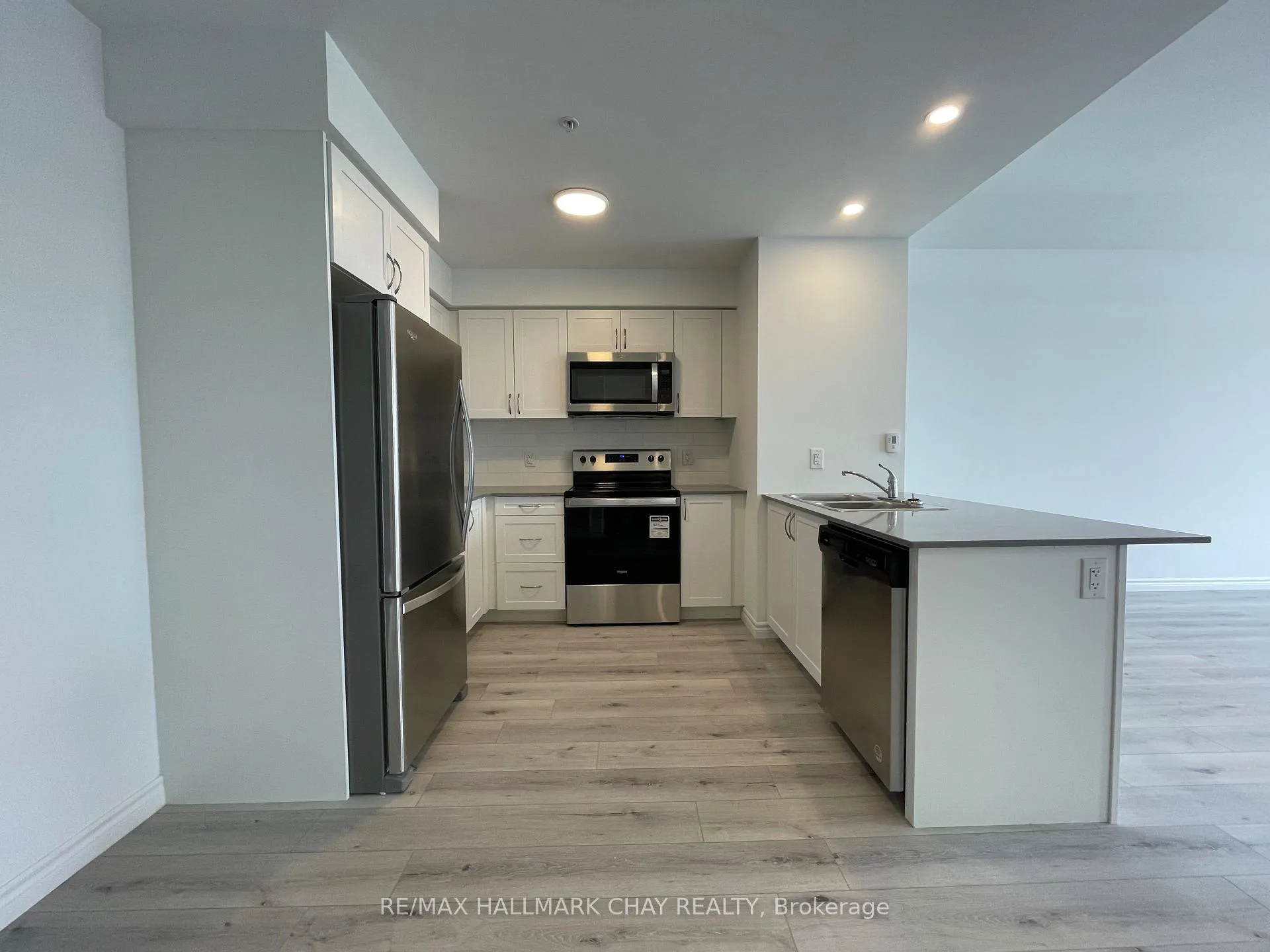 Photo 5 of Unit 412, 30 Hanmer Street W, Barrie, West Bayfield — HOMEH
