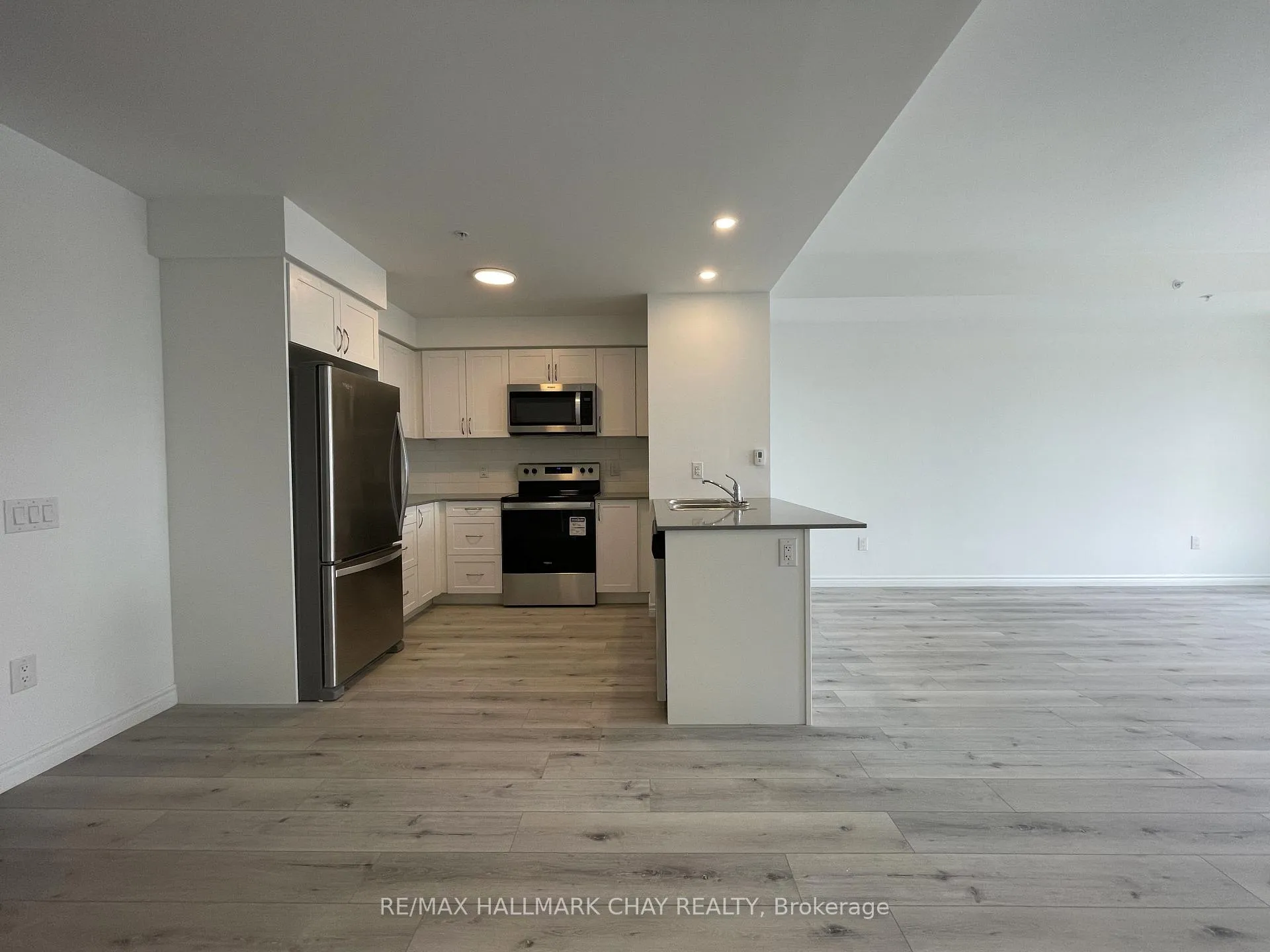 Photo 7 of Unit 412, 30 Hanmer Street W, Barrie, West Bayfield — HOMEH