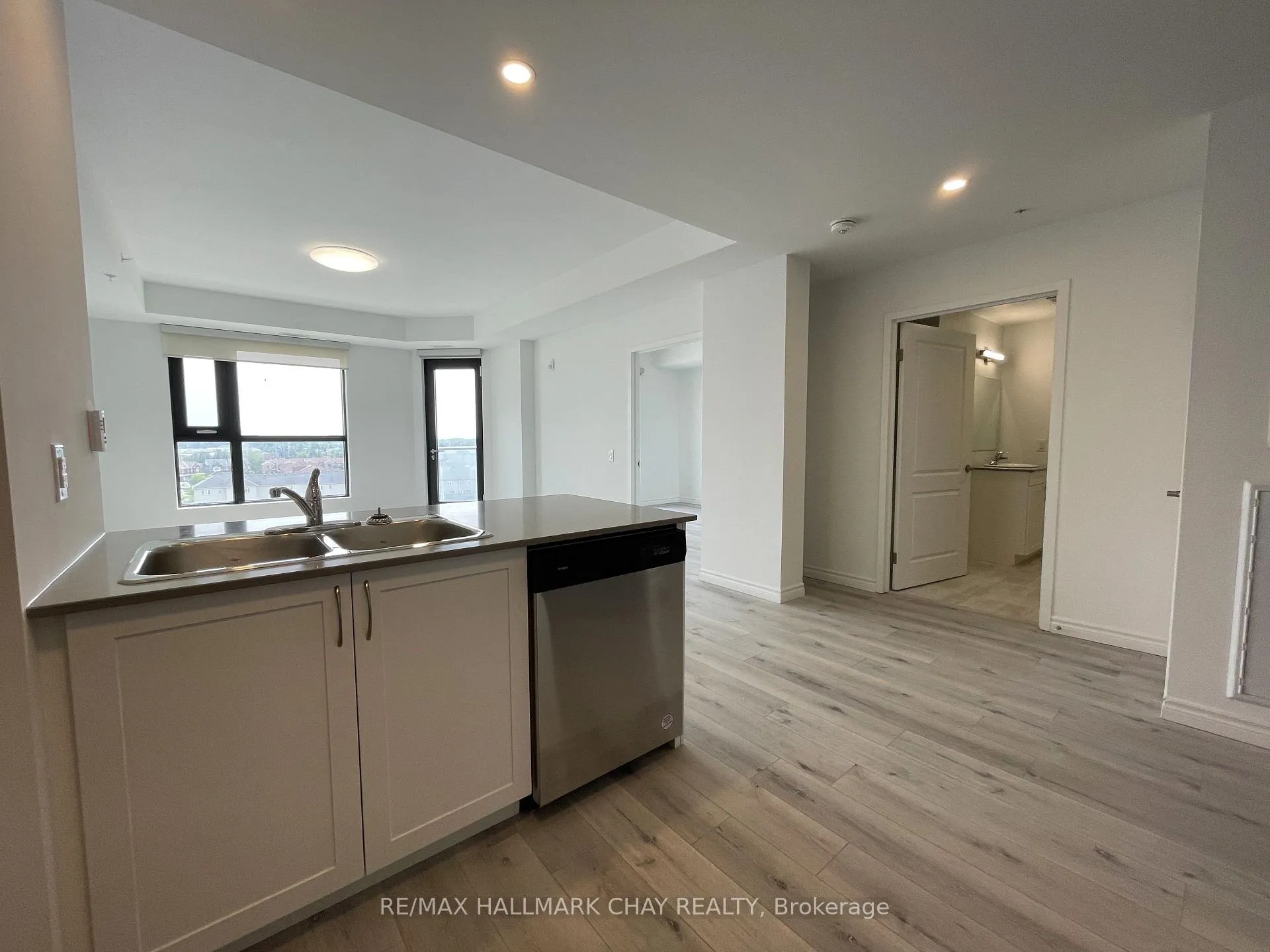 Photo 8 of Unit 412, 30 Hanmer Street W, Barrie, West Bayfield — HOMEH