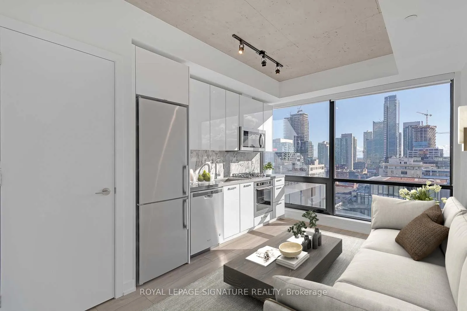Front of Unit 1605, 458 Richmond Street W