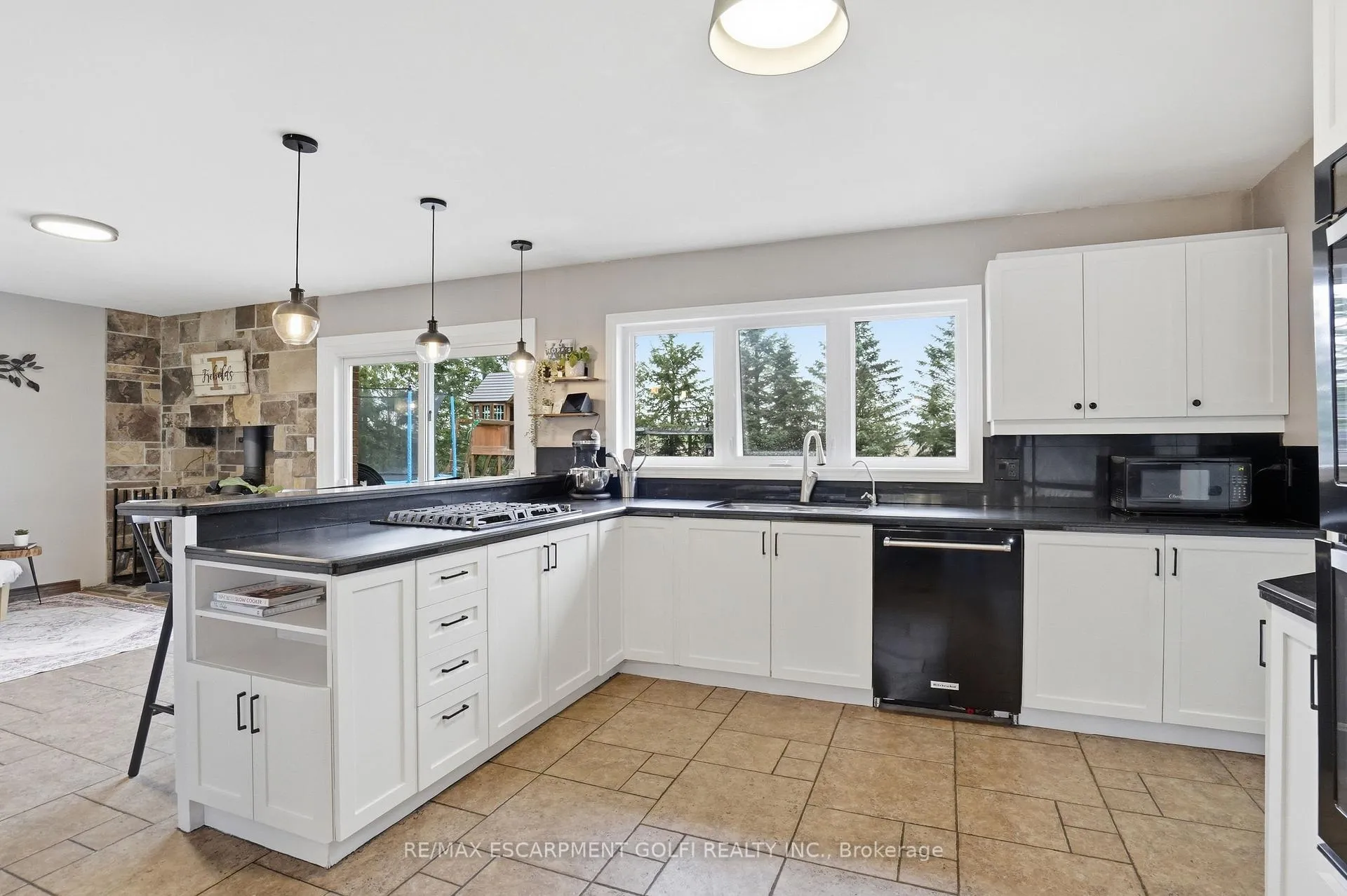 Photo 11 of 800 Hall Road, Hamilton, Rural Glanbrook — HOMEH
