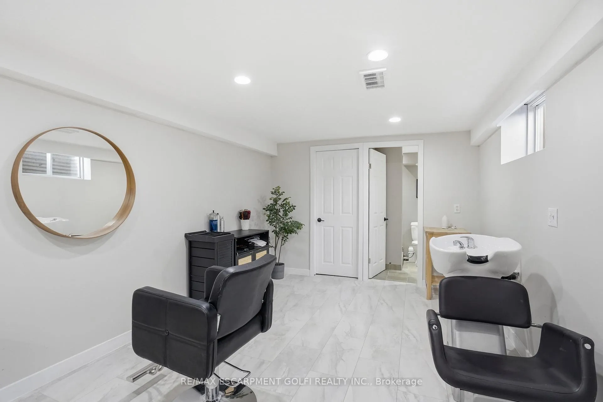 Photo 23 of 800 Hall Road, Hamilton, Rural Glanbrook — HOMEH