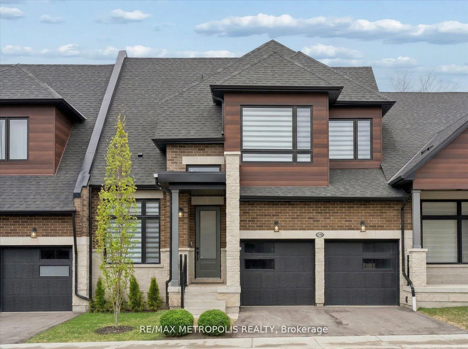 Photo 2 of 19 Vern Robertson Gate, Uxbridge — HOMEH