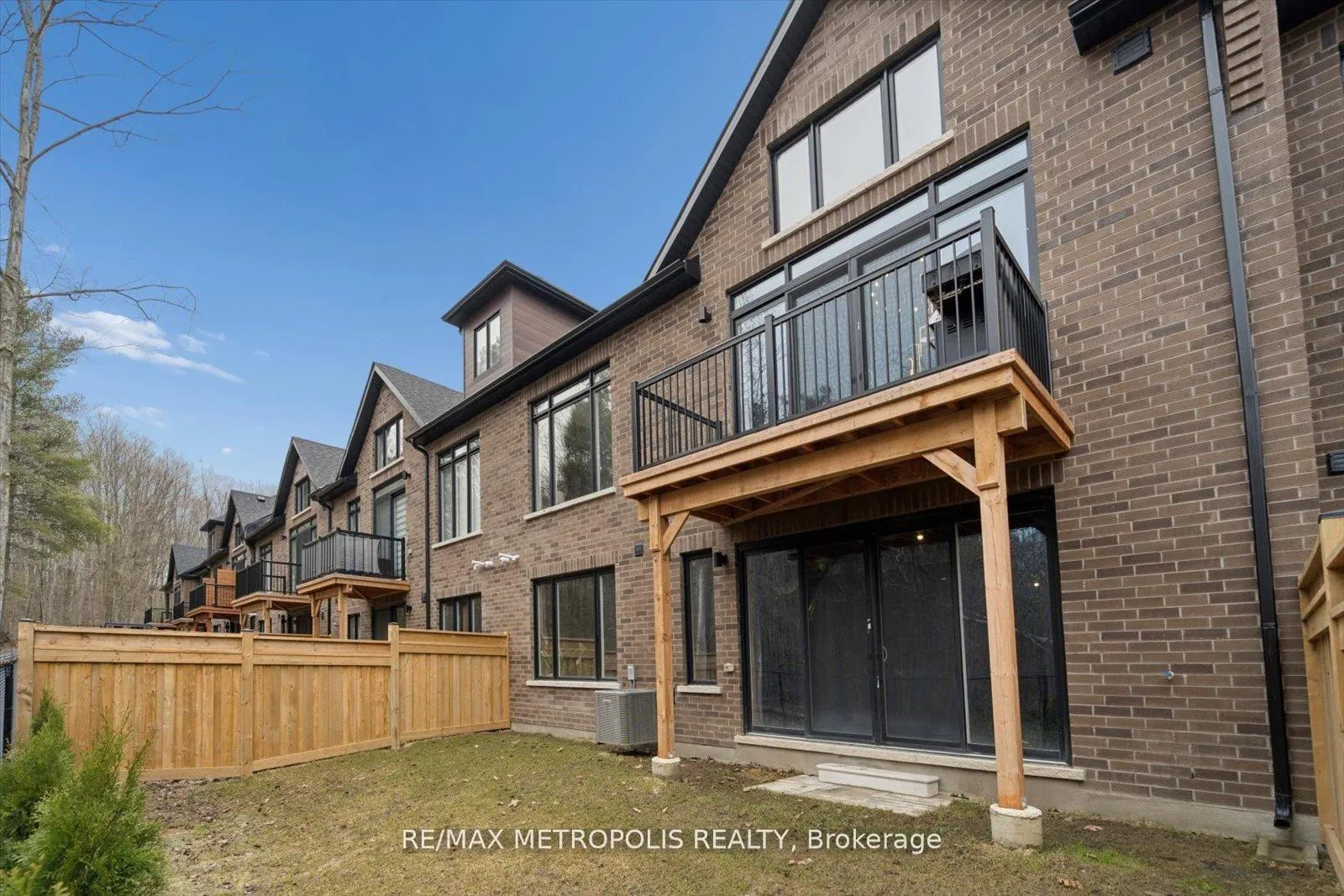Photo 37 of 19 Vern Robertson Gate, Uxbridge — HOMEH
