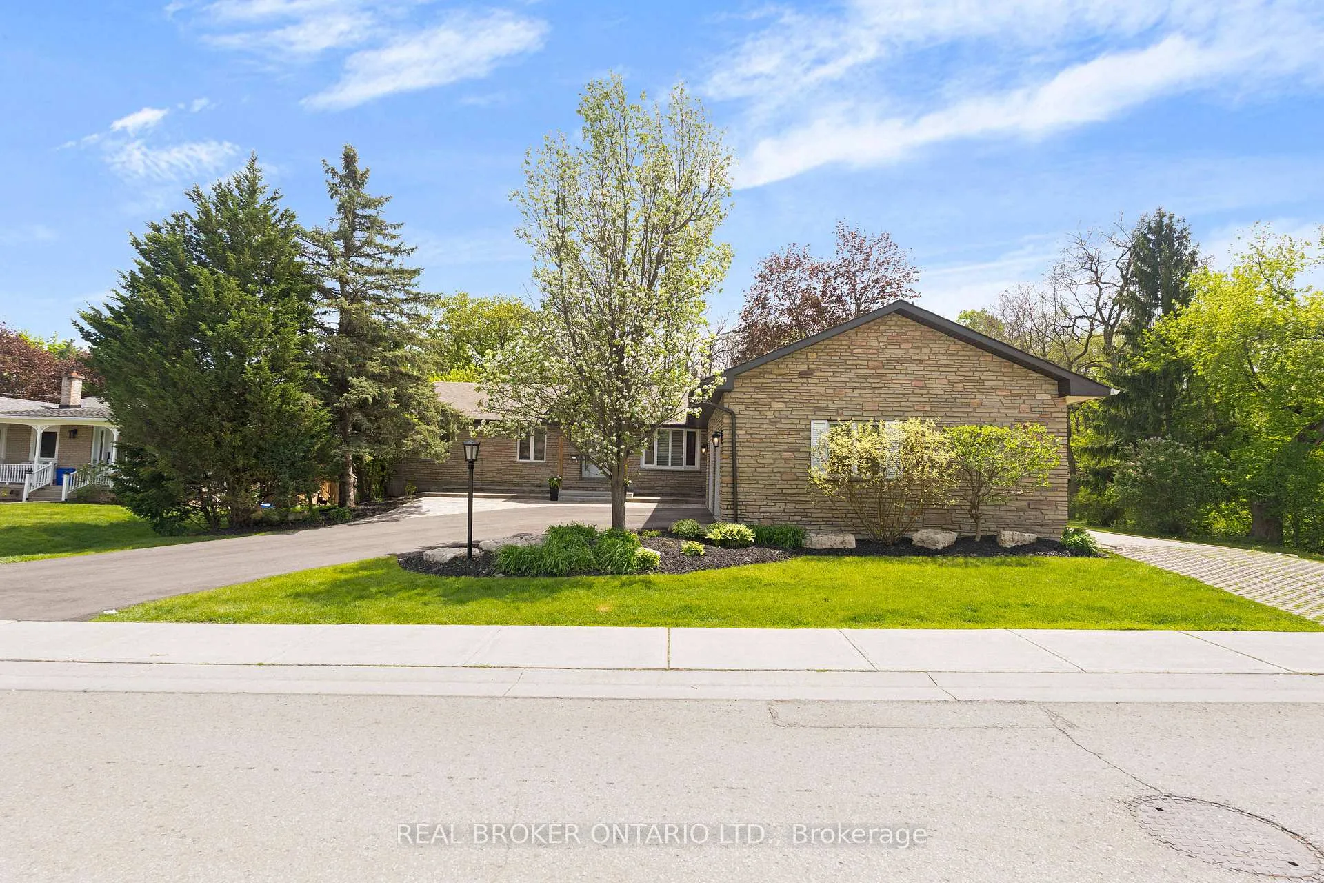 Photo 3 of 44 Hickman Street, Caledon, Bolton West — HOMEH