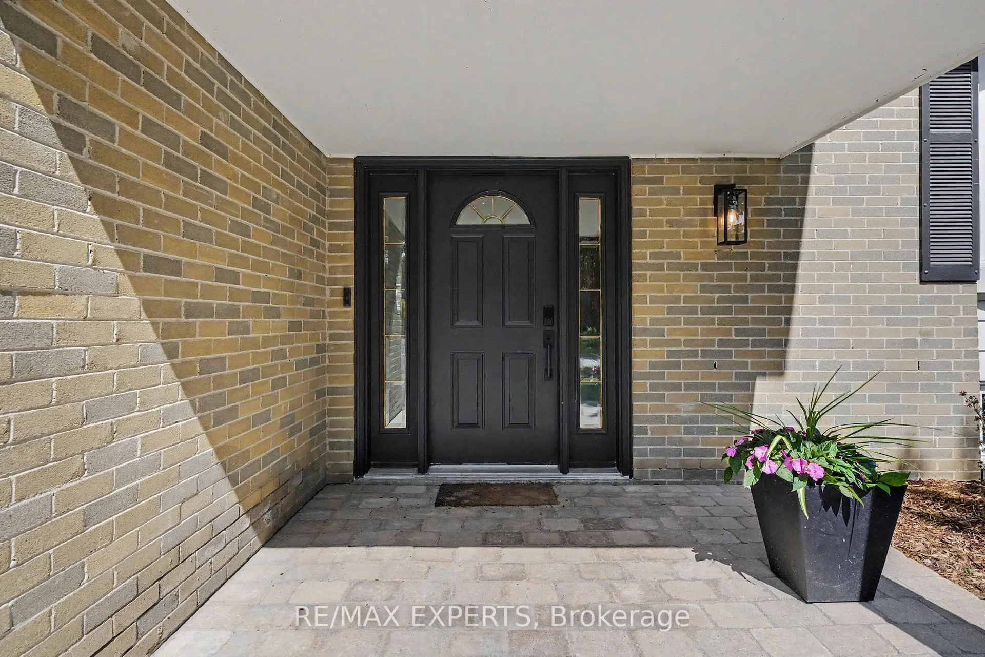 Photo 2 of 21 Bigwin Drive, Aurora, Aurora Heights — HOMEH