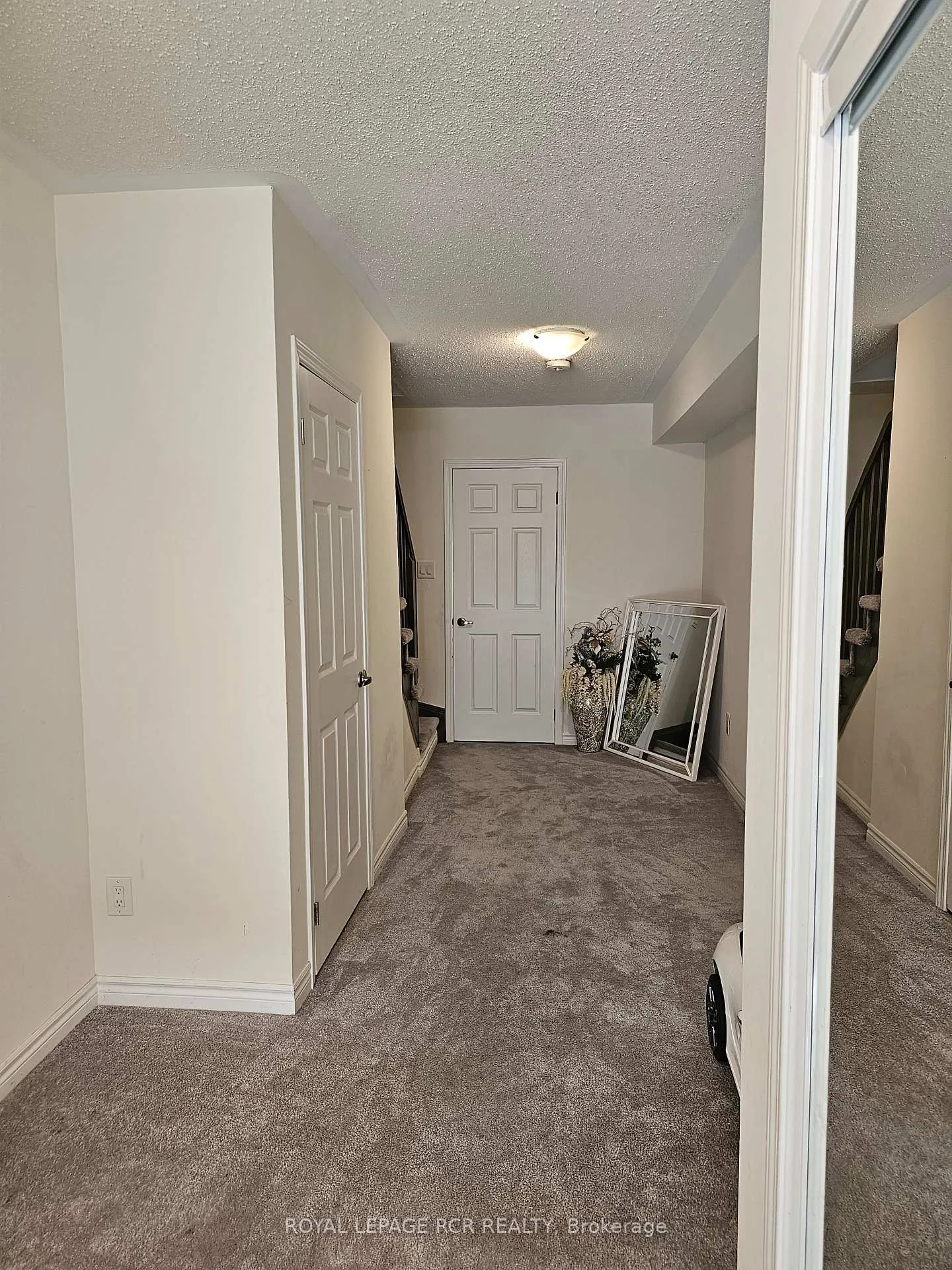 Photo 2 of 22 Fusilier Drive, Scarborough, Clairlea-Birchmount — HOMEH