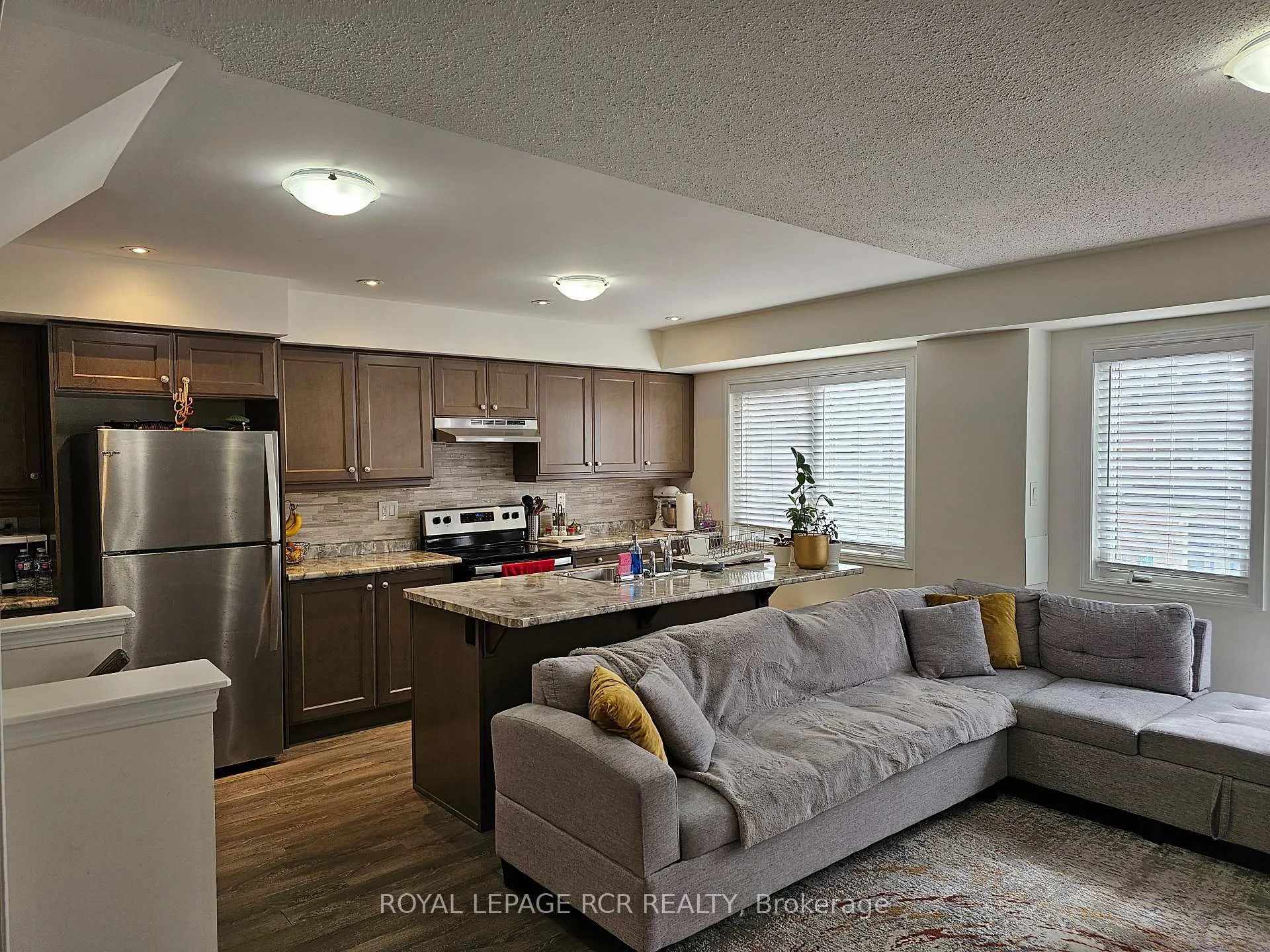 Photo 4 of 22 Fusilier Drive, Scarborough, Clairlea-Birchmount — HOMEH