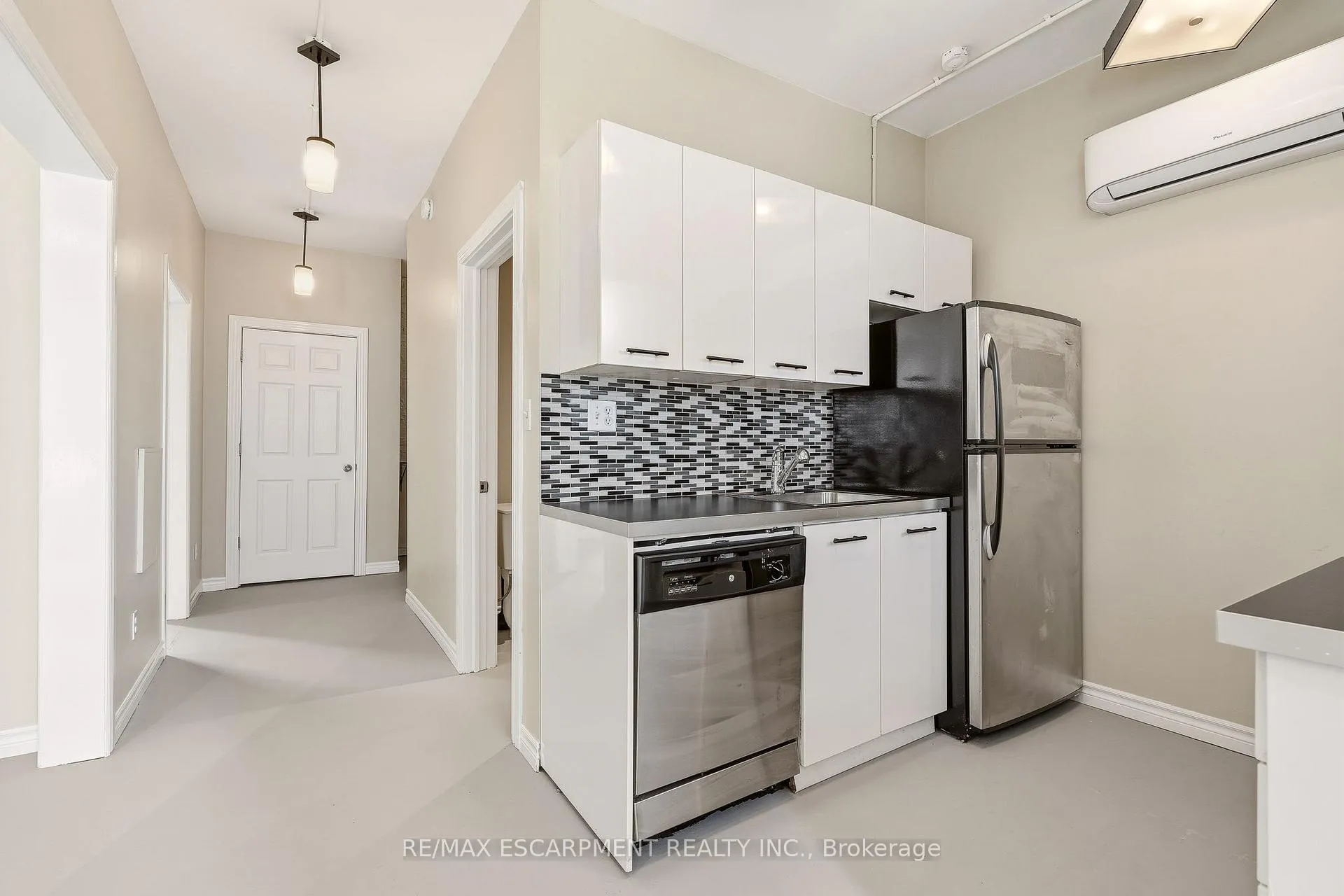 Photo 4 of 192 Catharine Street, Hamilton, Corktown — HOMEH