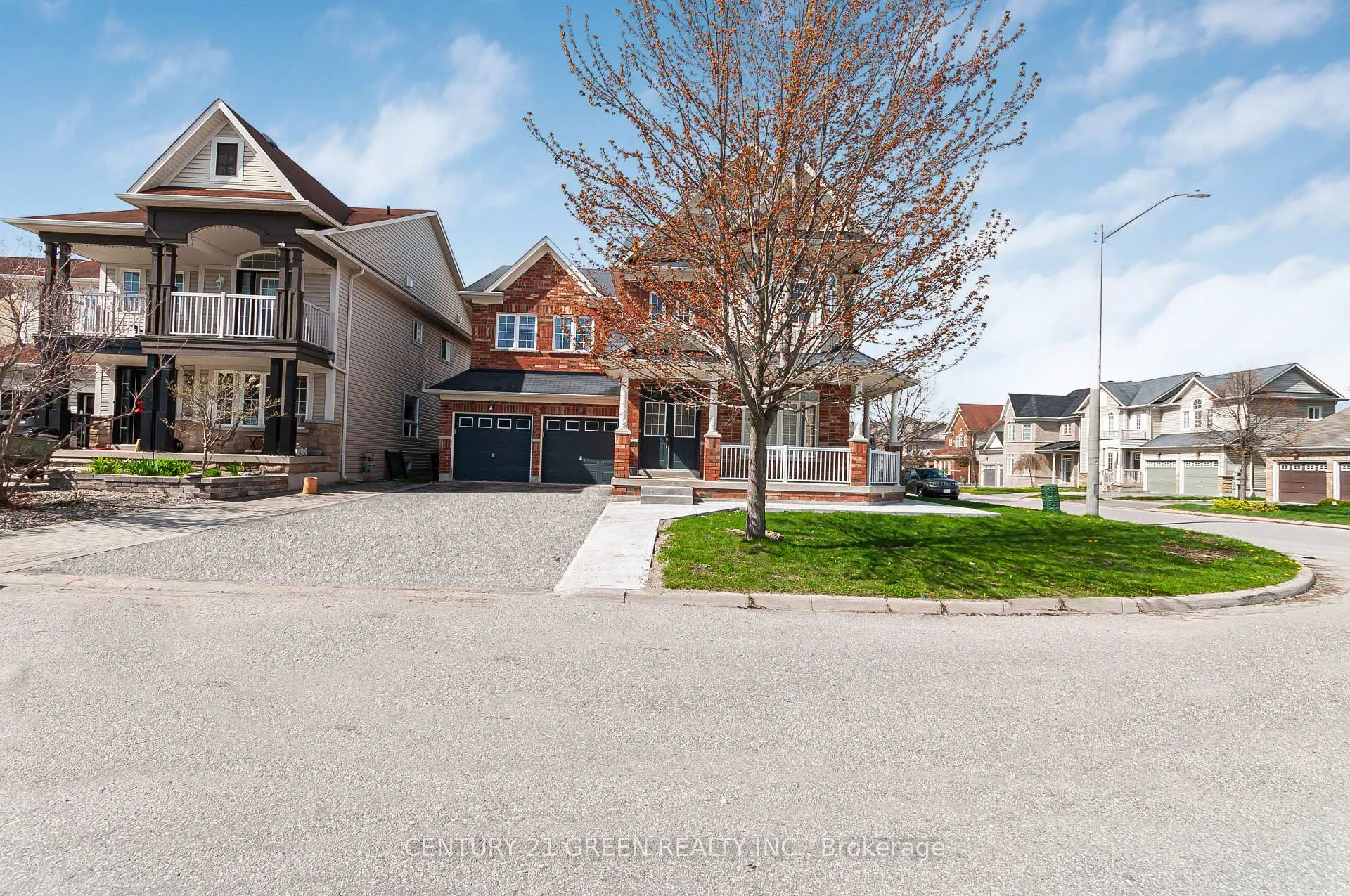 Photo 2 of 83 Diana Way, Barrie, Innis-Shore — HOMEH