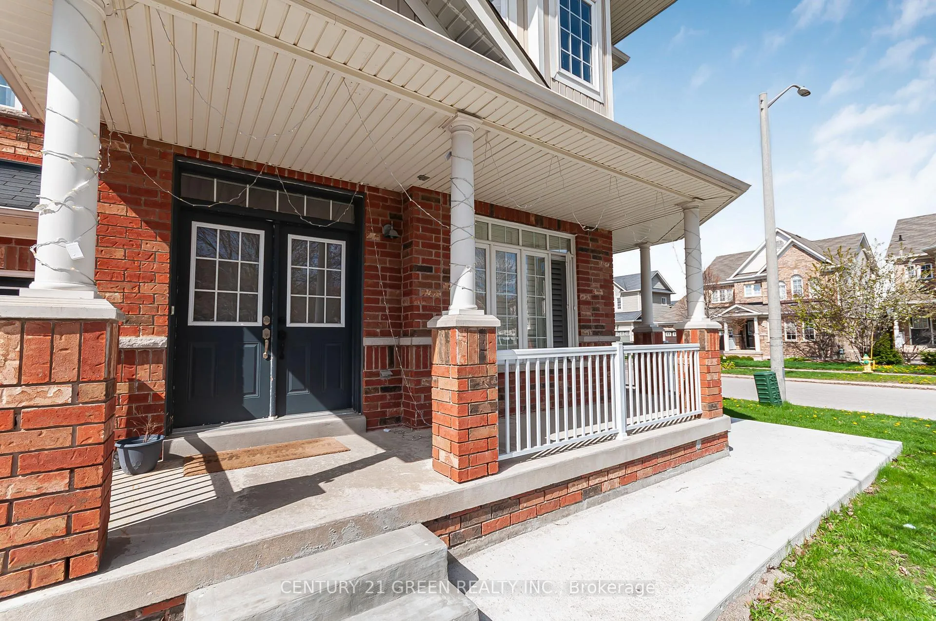 Photo 3 of 83 Diana Way, Barrie, Innis-Shore — HOMEH