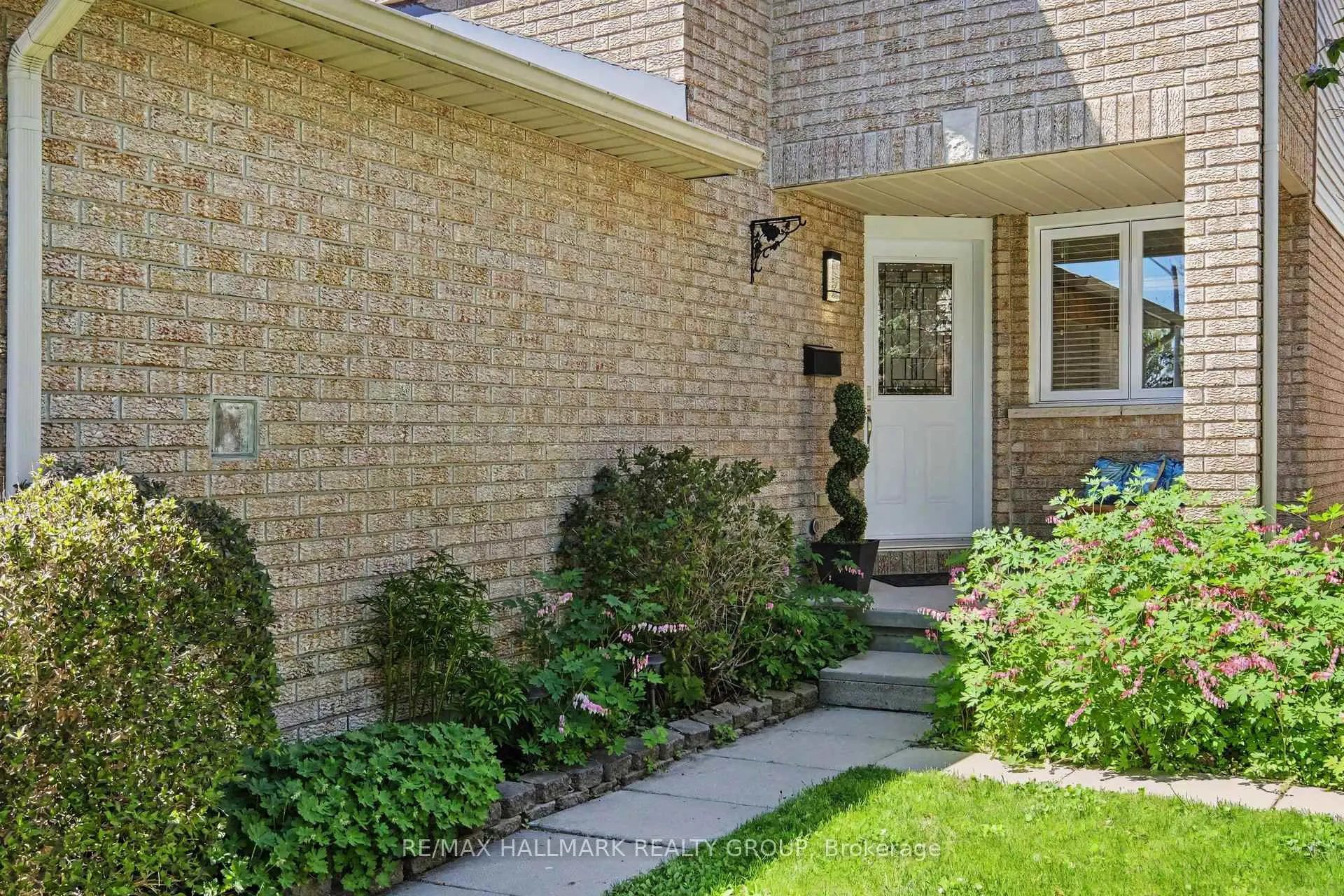 Photo 3 of 176 Hunterswood Crescent, Ottawa, Hunt Club Park — HOMEH