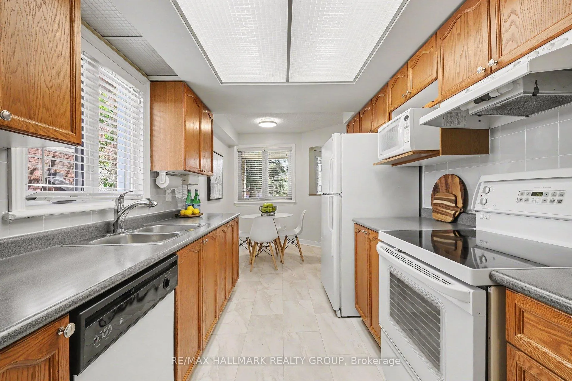 Photo 13 of 176 Hunterswood Crescent, Ottawa, Hunt Club Park — HOMEH