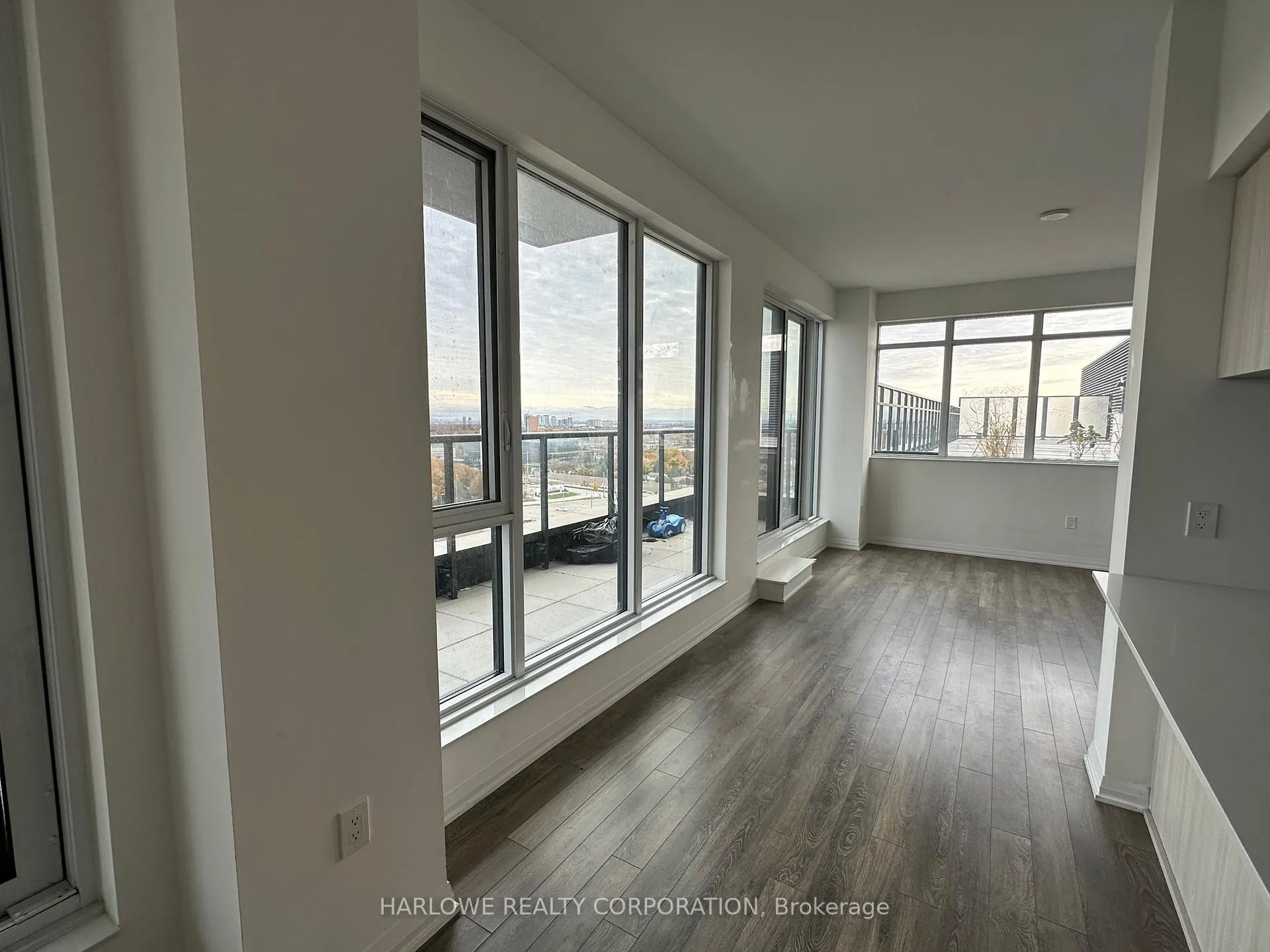 Photo 4 of Unit 911, 99 Eagle Rock Way, Vaughan, Rural Vaughan — HOMEH