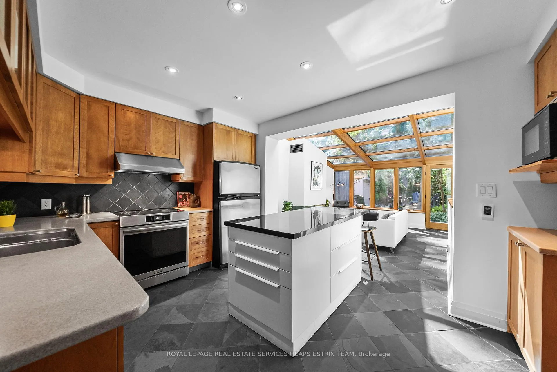 Photo 8 of 441 St Clair Avenue E, Toronto, Rosedale-Moore Park — HOMEH