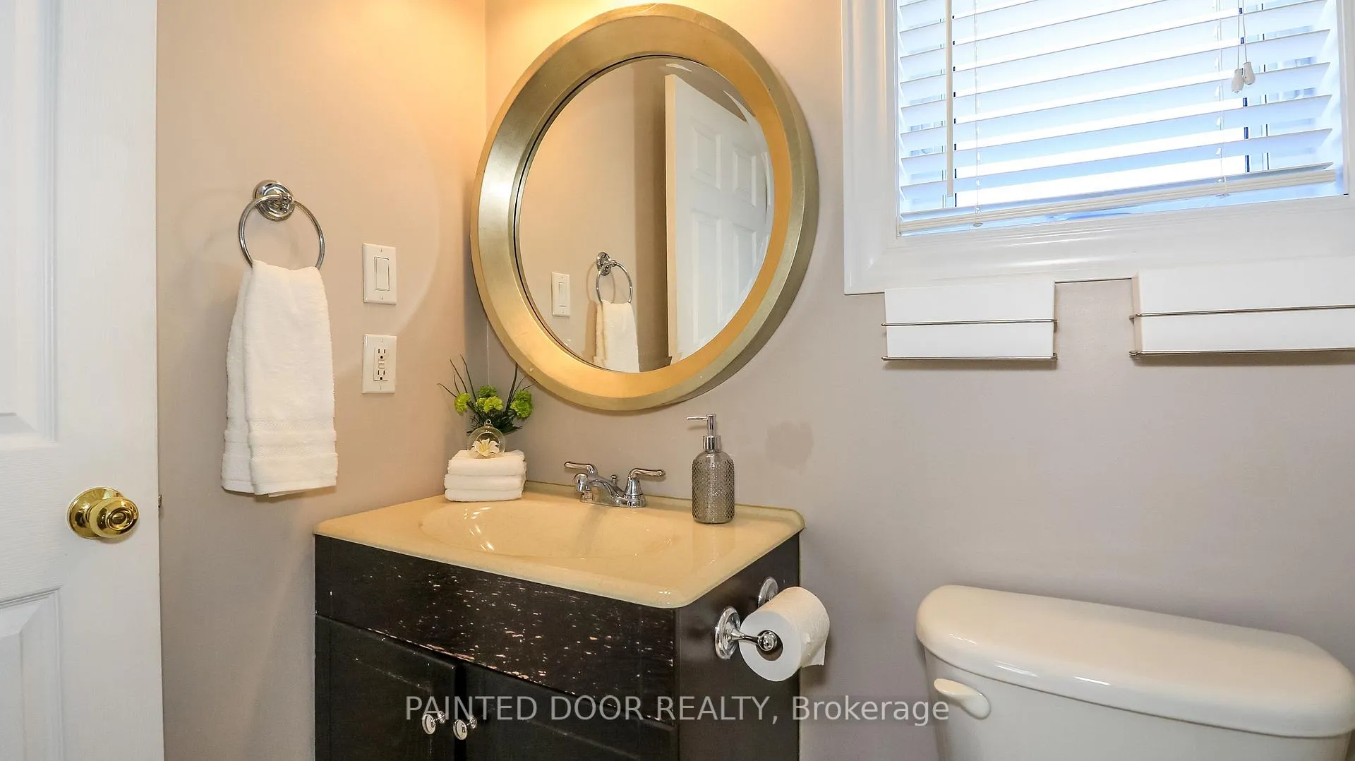 Photo 13 of 116 Thrushwood Drive, Barrie, 400 West — HOMEH