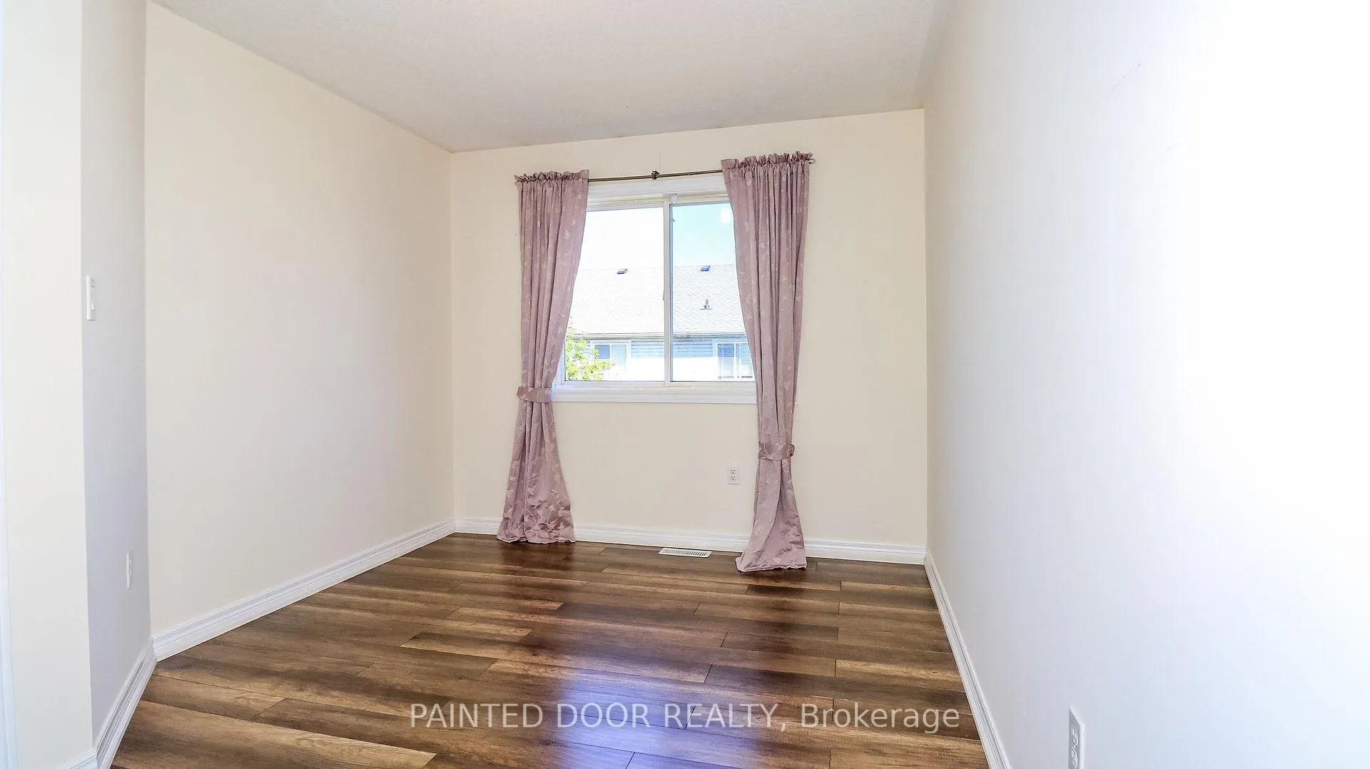 Photo 17 of 116 Thrushwood Drive, Barrie, 400 West — HOMEH