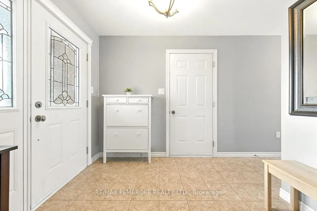 Photo 5 of 8 Greenvale Crescent, Petawawa — HOMEH