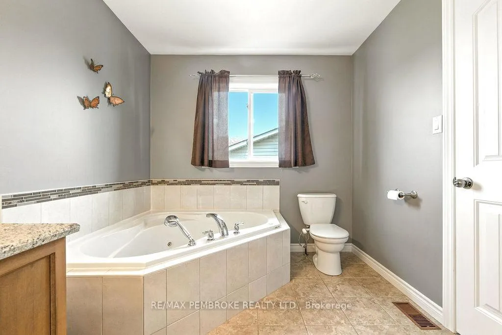 Photo 10 of 8 Greenvale Crescent, Petawawa — HOMEH