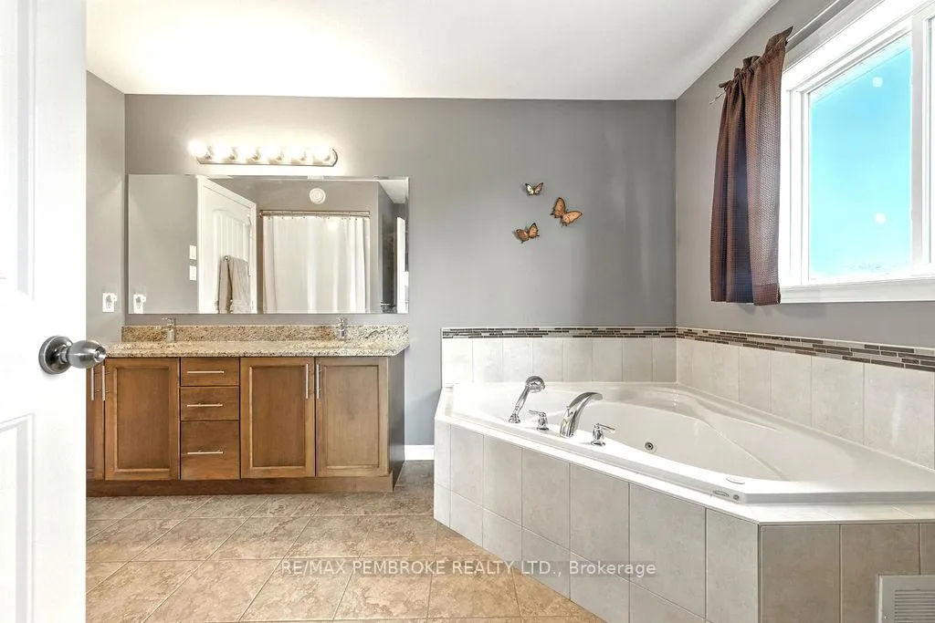 Photo 11 of 8 Greenvale Crescent, Petawawa — HOMEH