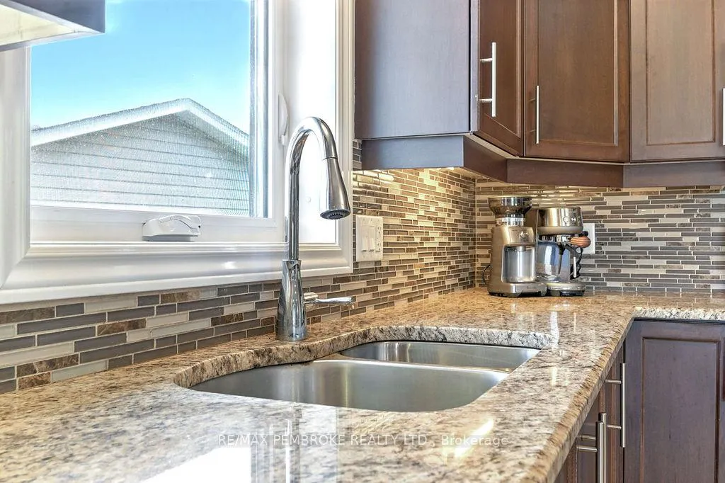 Photo 17 of 8 Greenvale Crescent, Petawawa — HOMEH