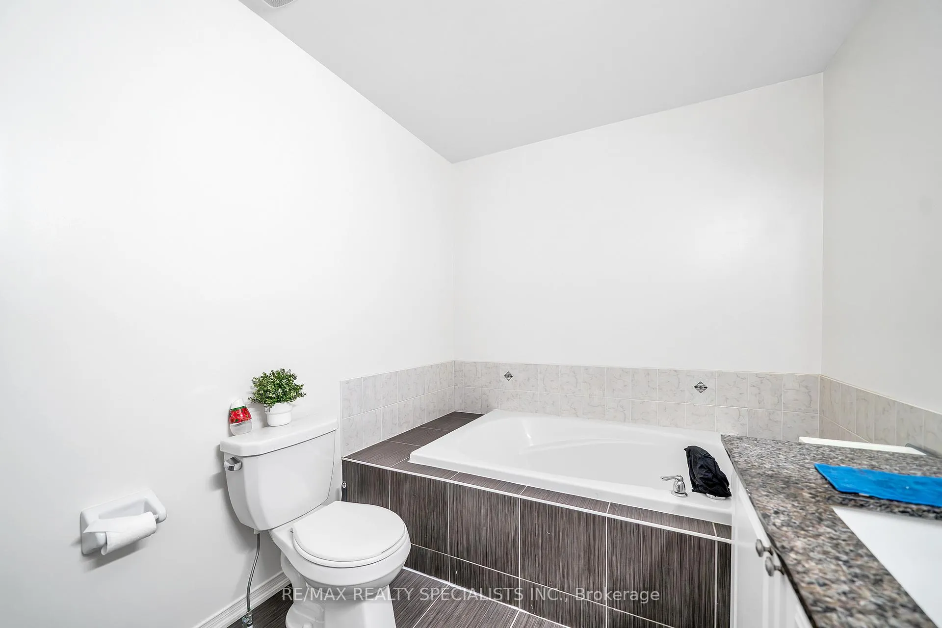 Photo 12 of 29 Skelton Crescent, Ajax, Central East — HOMEH