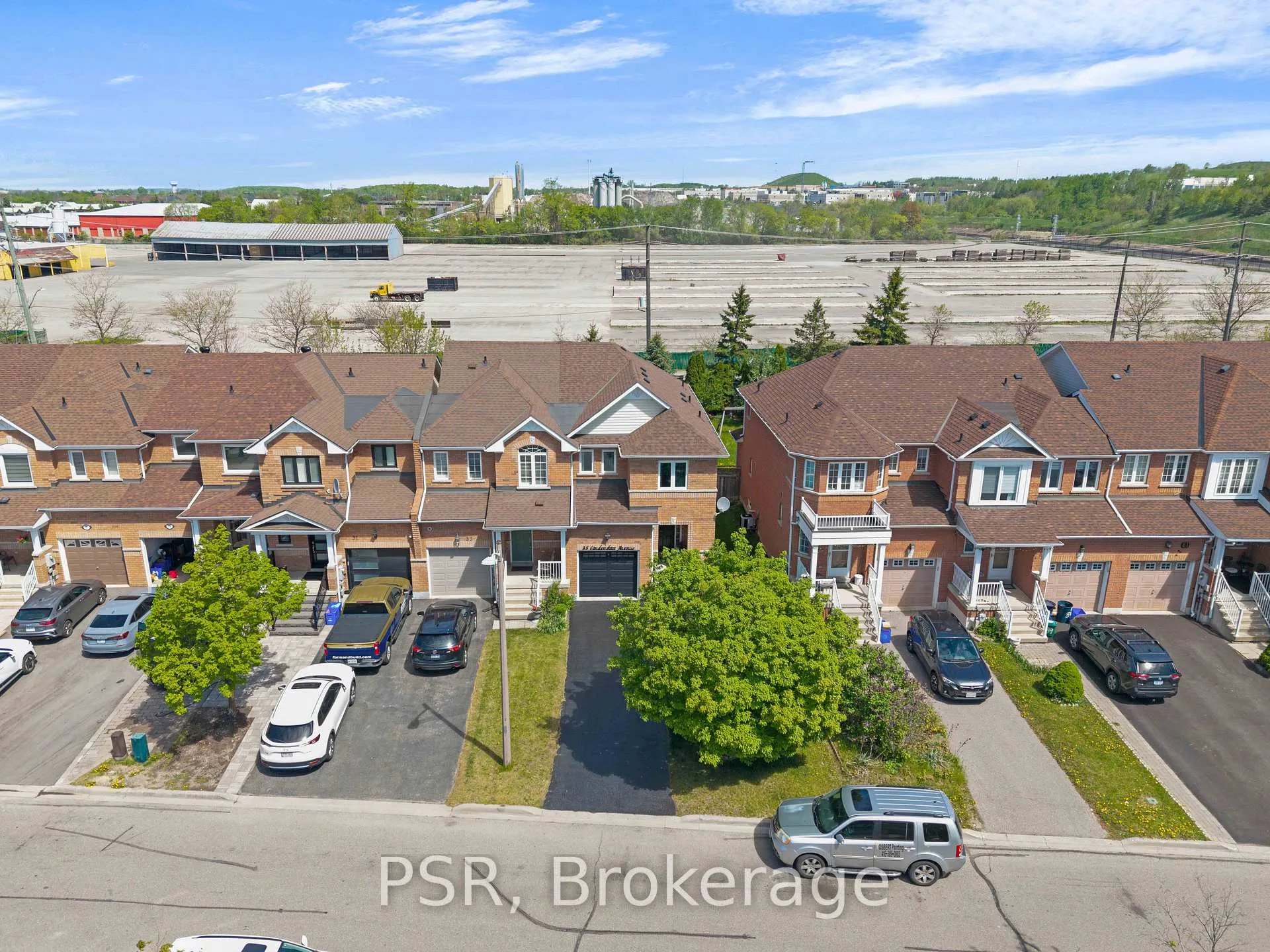 Photo 3 of 35 Lindenshire Avenue, Vaughan, Maple — HOMEH