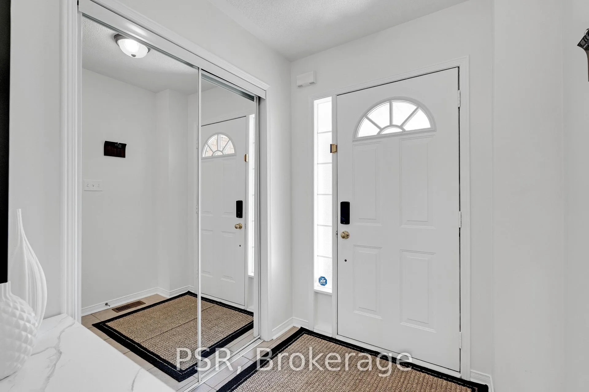 Photo 5 of 35 Lindenshire Avenue, Vaughan, Maple — HOMEH