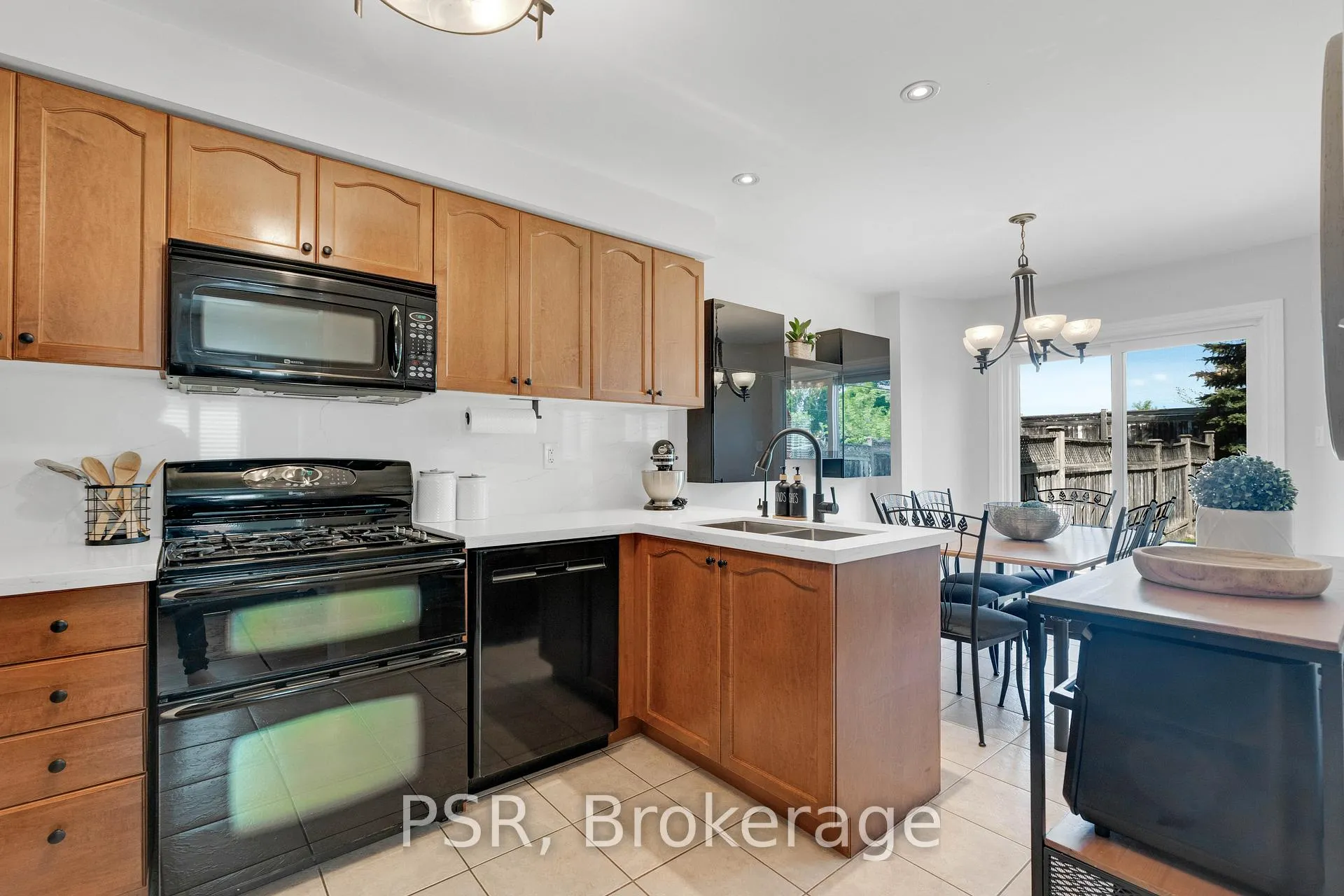 Photo 9 of 35 Lindenshire Avenue, Vaughan, Maple — HOMEH