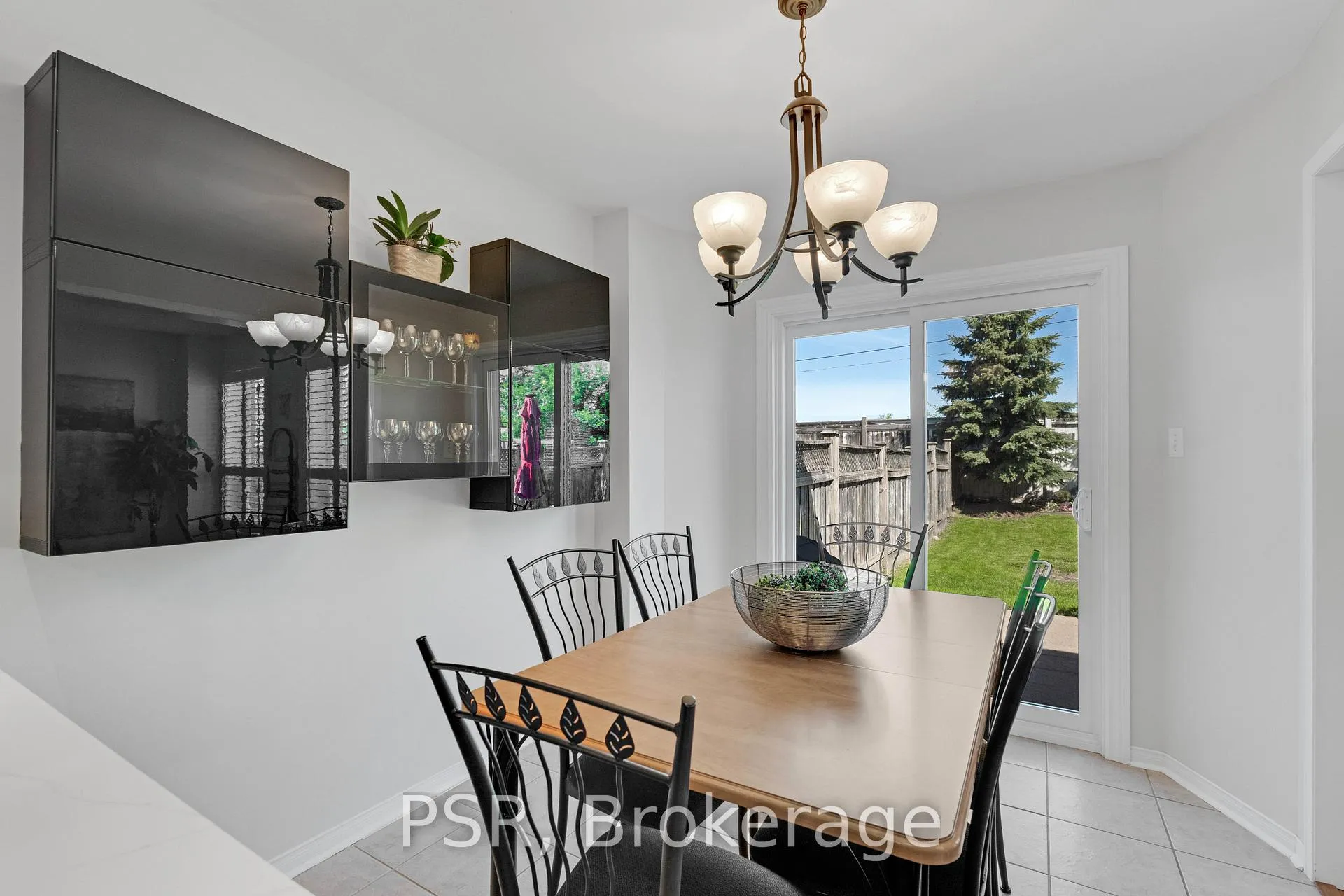 Photo 10 of 35 Lindenshire Avenue, Vaughan, Maple — HOMEH
