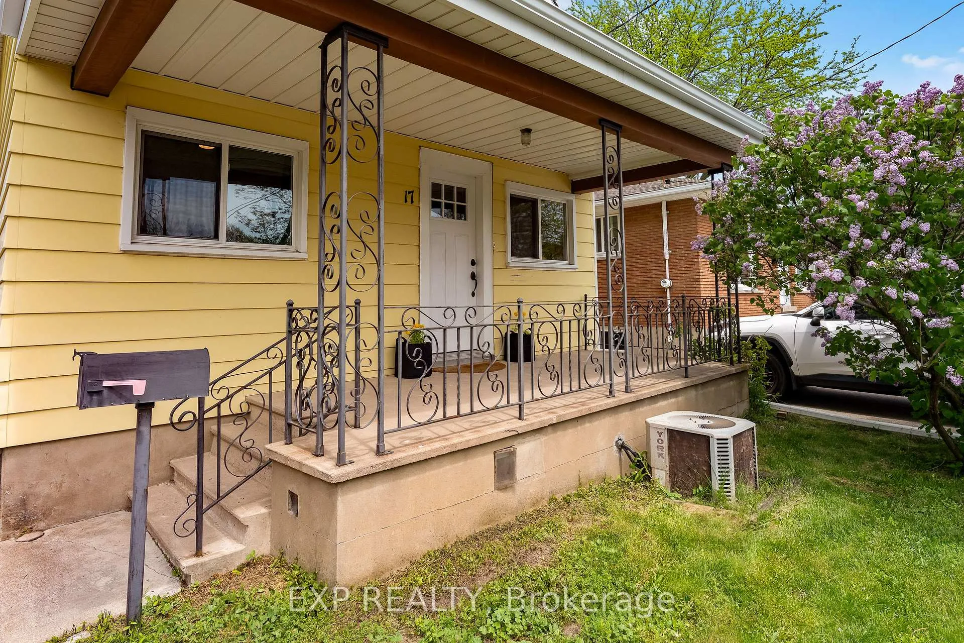 Photo 3 of 17 Moote Street, St. Catharines, Fairview — HOMEH