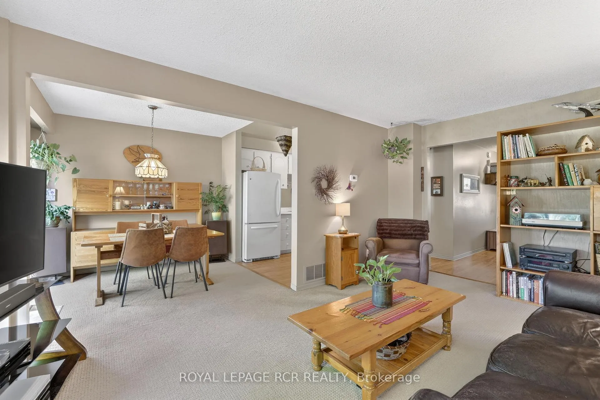 Photo 8 of 55 Baronwood Court, Brampton, Brampton North — HOMEH