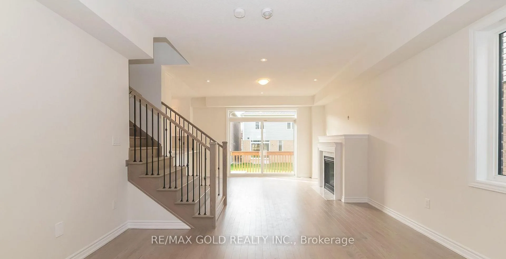 Photo 3 of 151 Terry Fox Drive, Barrie, Rural Barrie Southeast — HOMEH