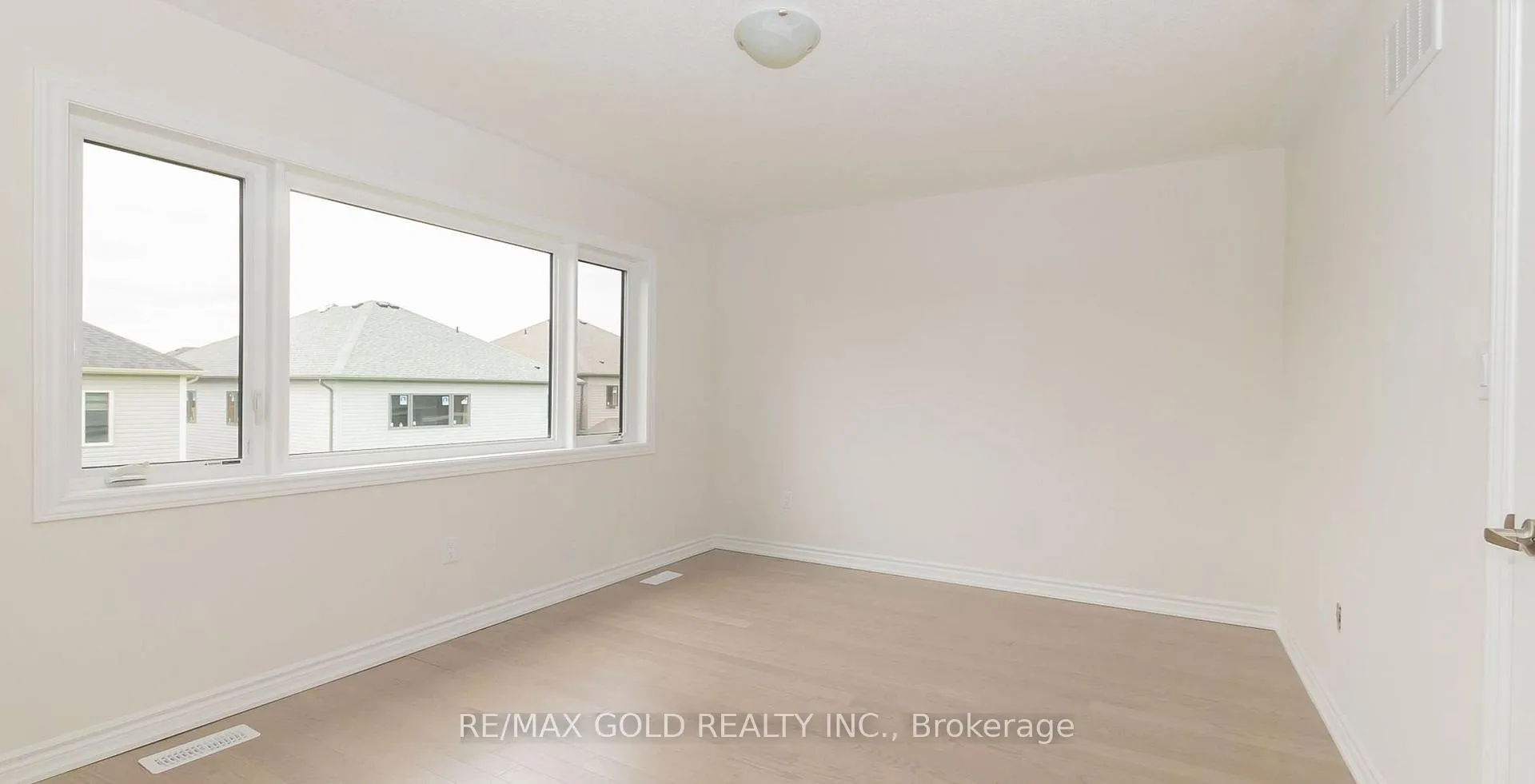 Photo 5 of 151 Terry Fox Drive, Barrie, Rural Barrie Southeast — HOMEH