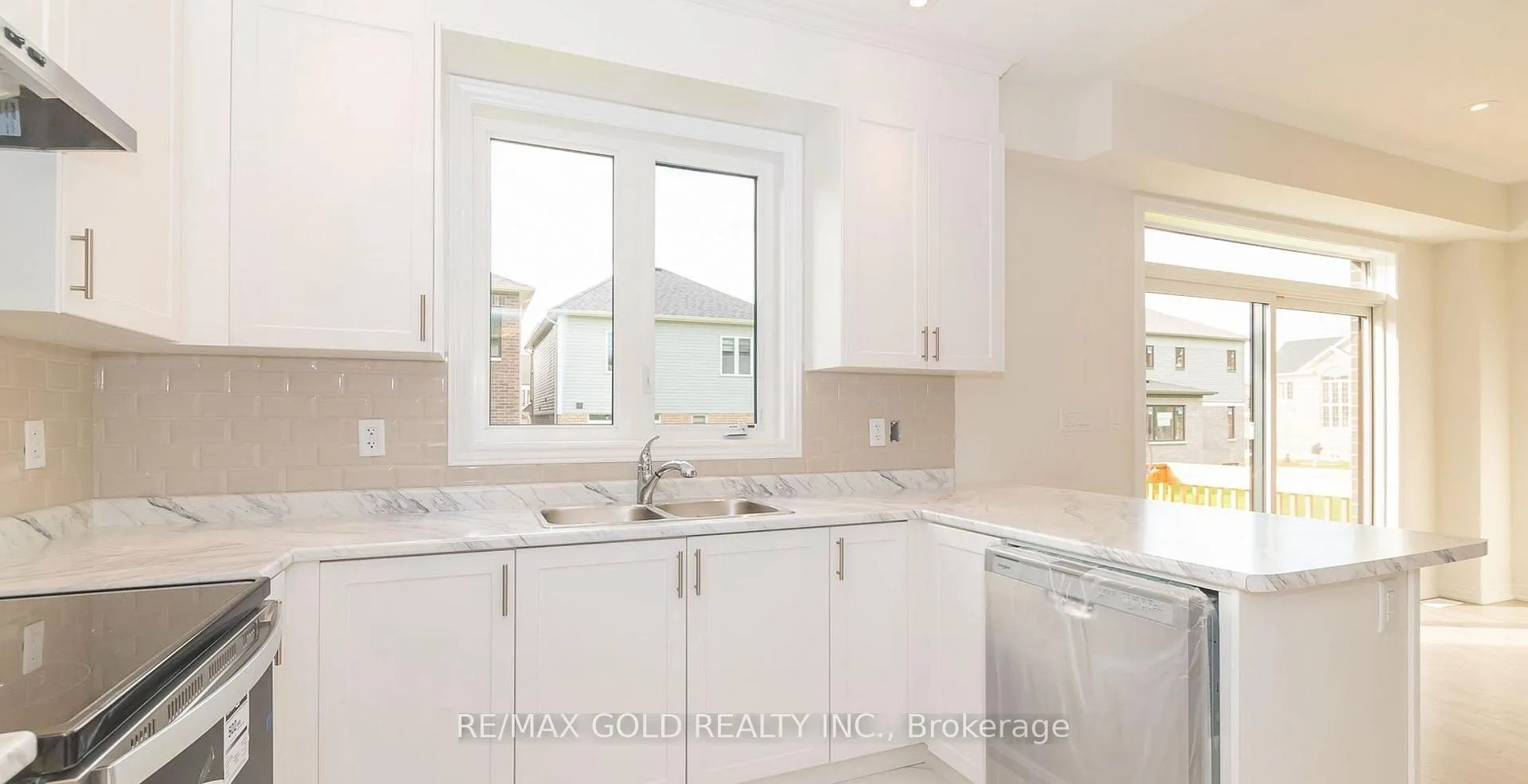 Photo 10 of 151 Terry Fox Drive, Barrie, Rural Barrie Southeast — HOMEH