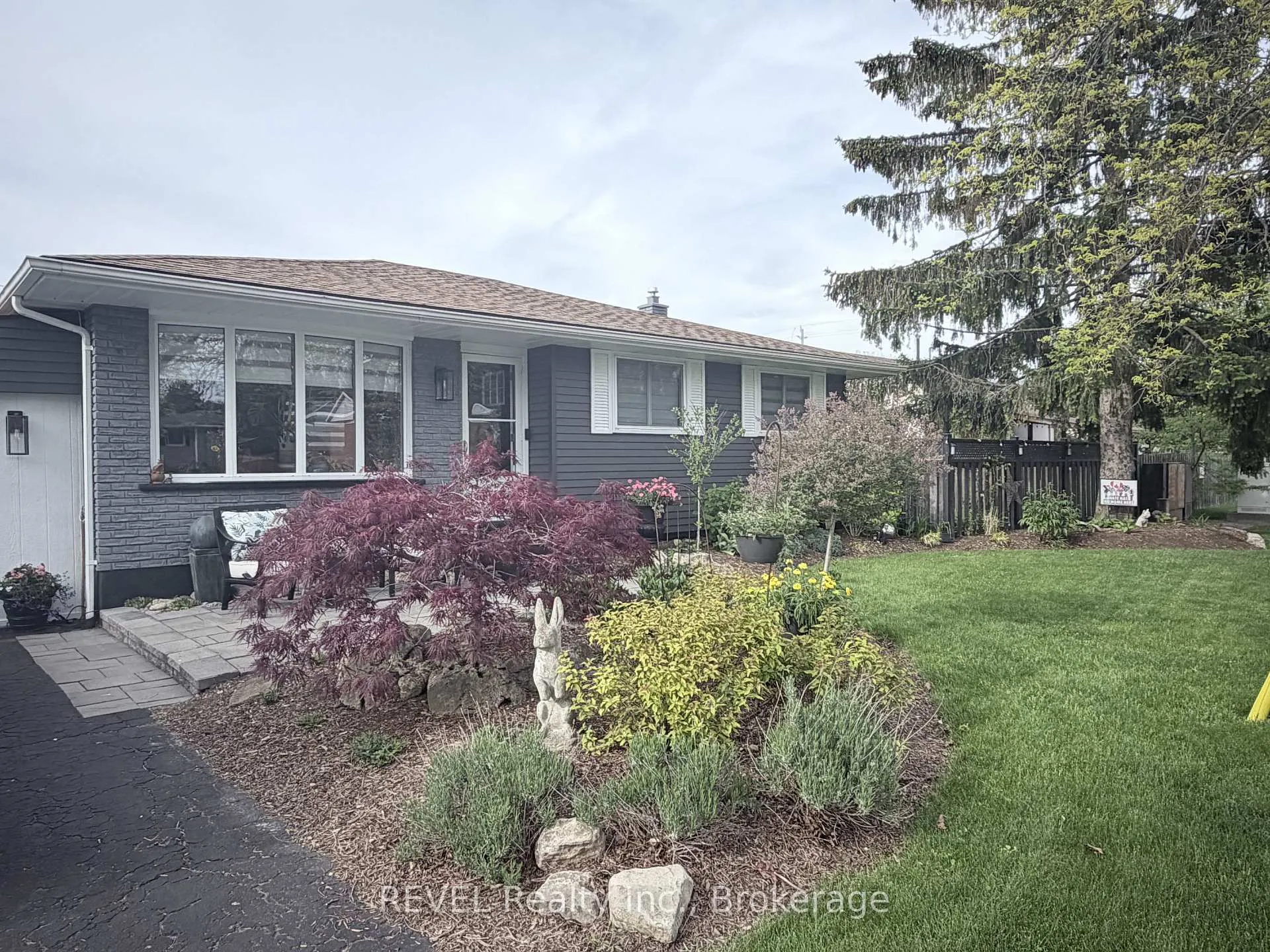 Photo 3 of 2 Cherie Road, St. Catharines, Lakeshore — HOMEH