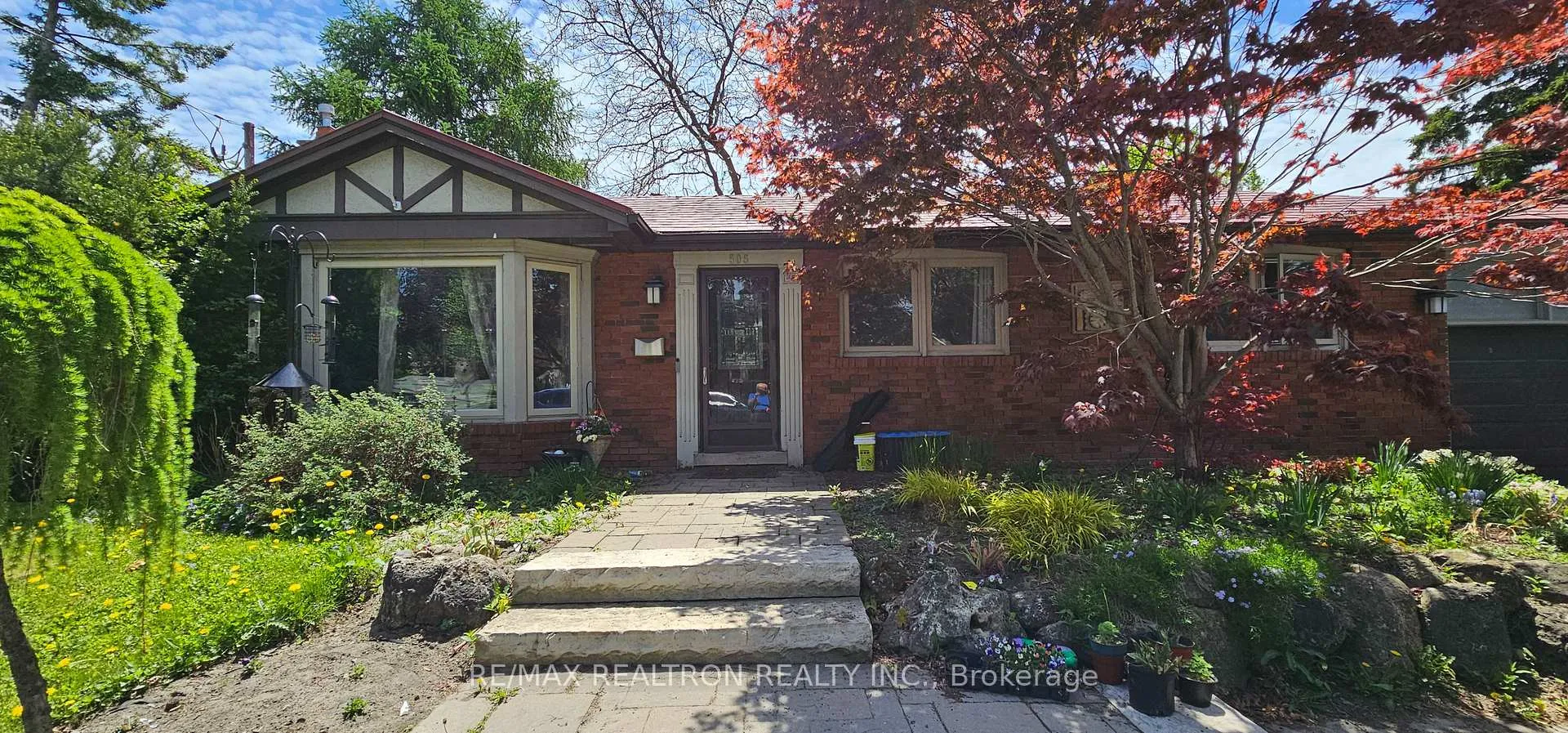 Front of 505 Calborne Street E
