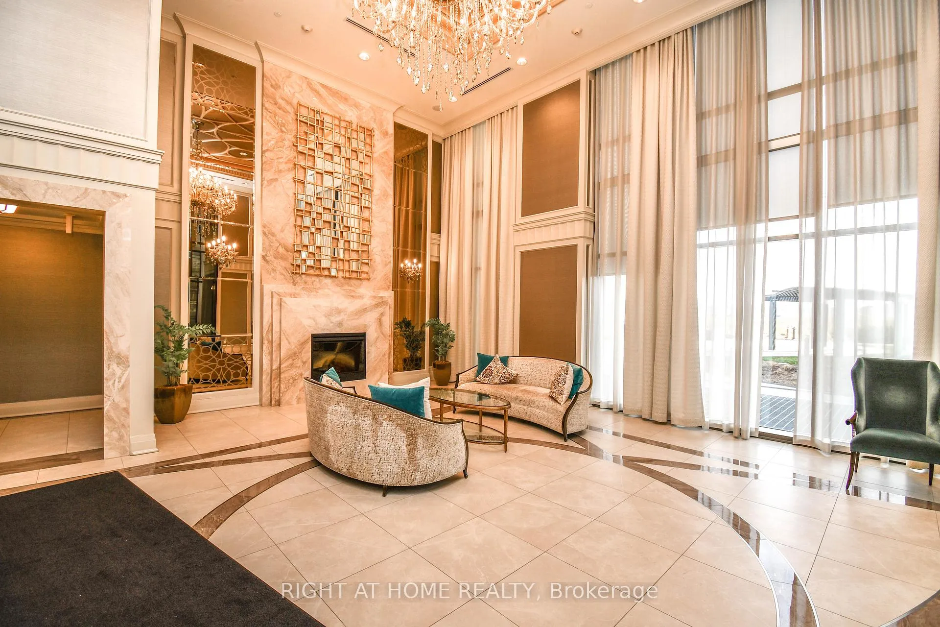 Photo 2 of Unit 811, 9085 Jane Street, Vaughan, Concord — HOMEH