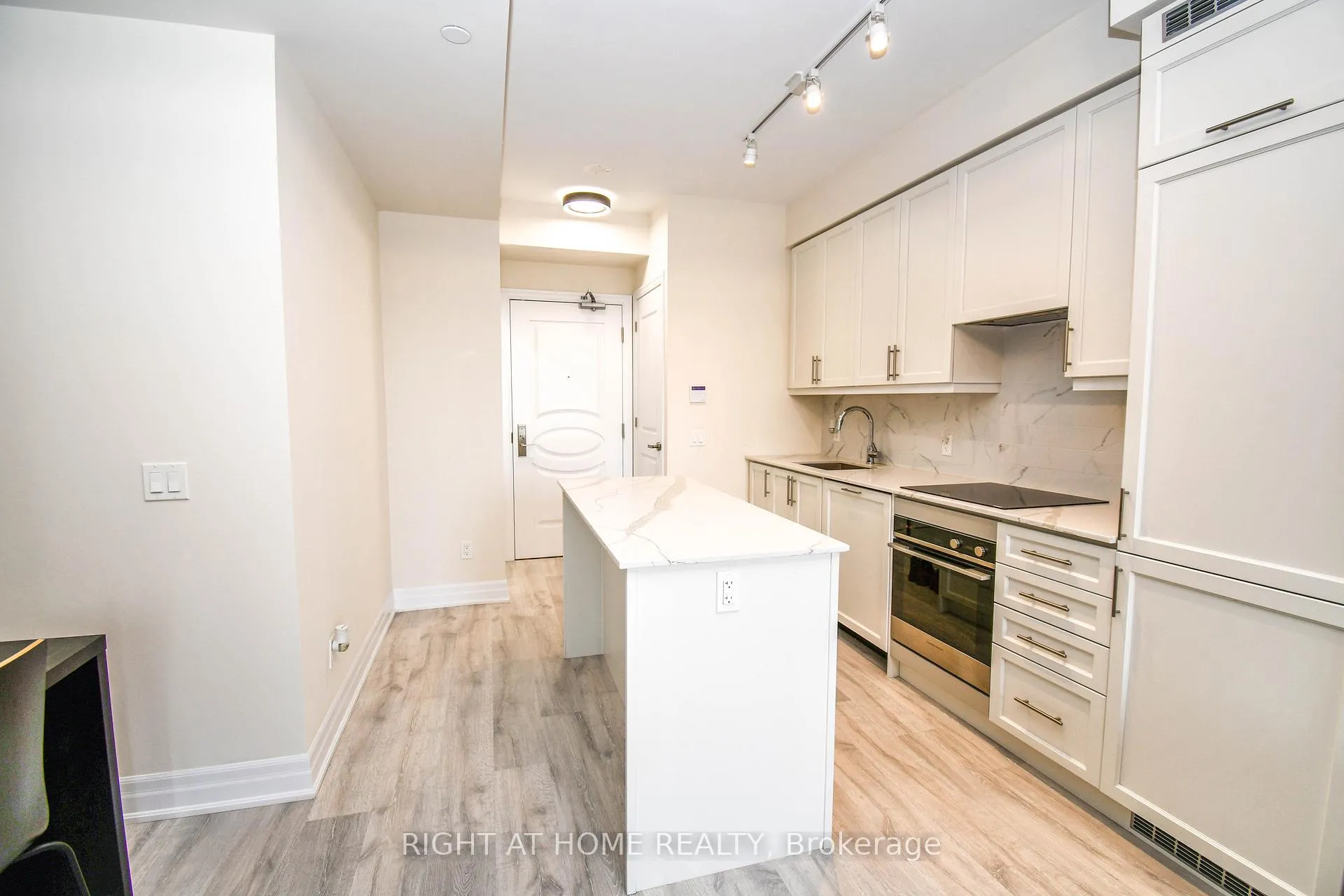 Photo 3 of Unit 811, 9085 Jane Street, Vaughan, Concord — HOMEH