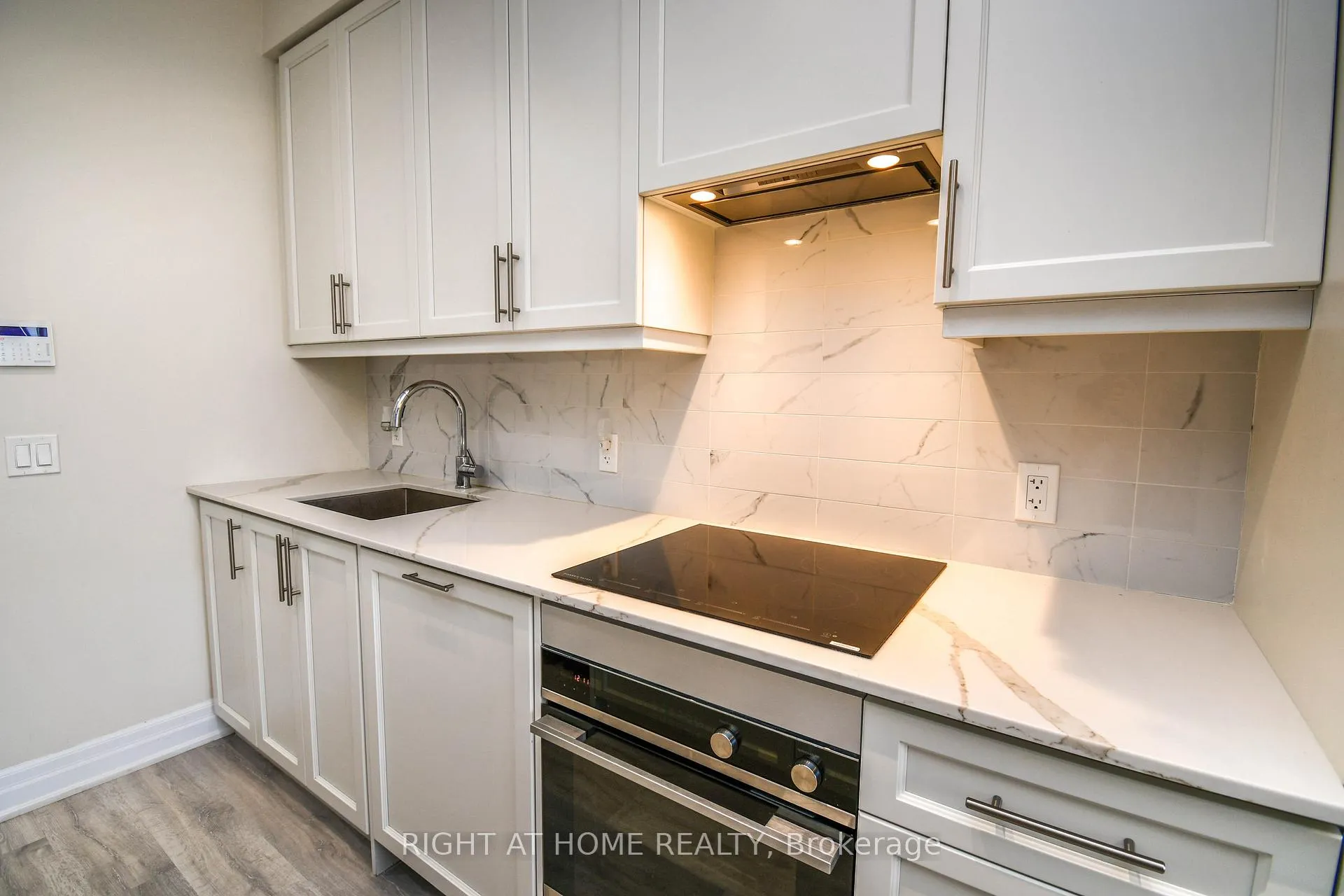 Photo 4 of Unit 811, 9085 Jane Street, Vaughan, Concord — HOMEH