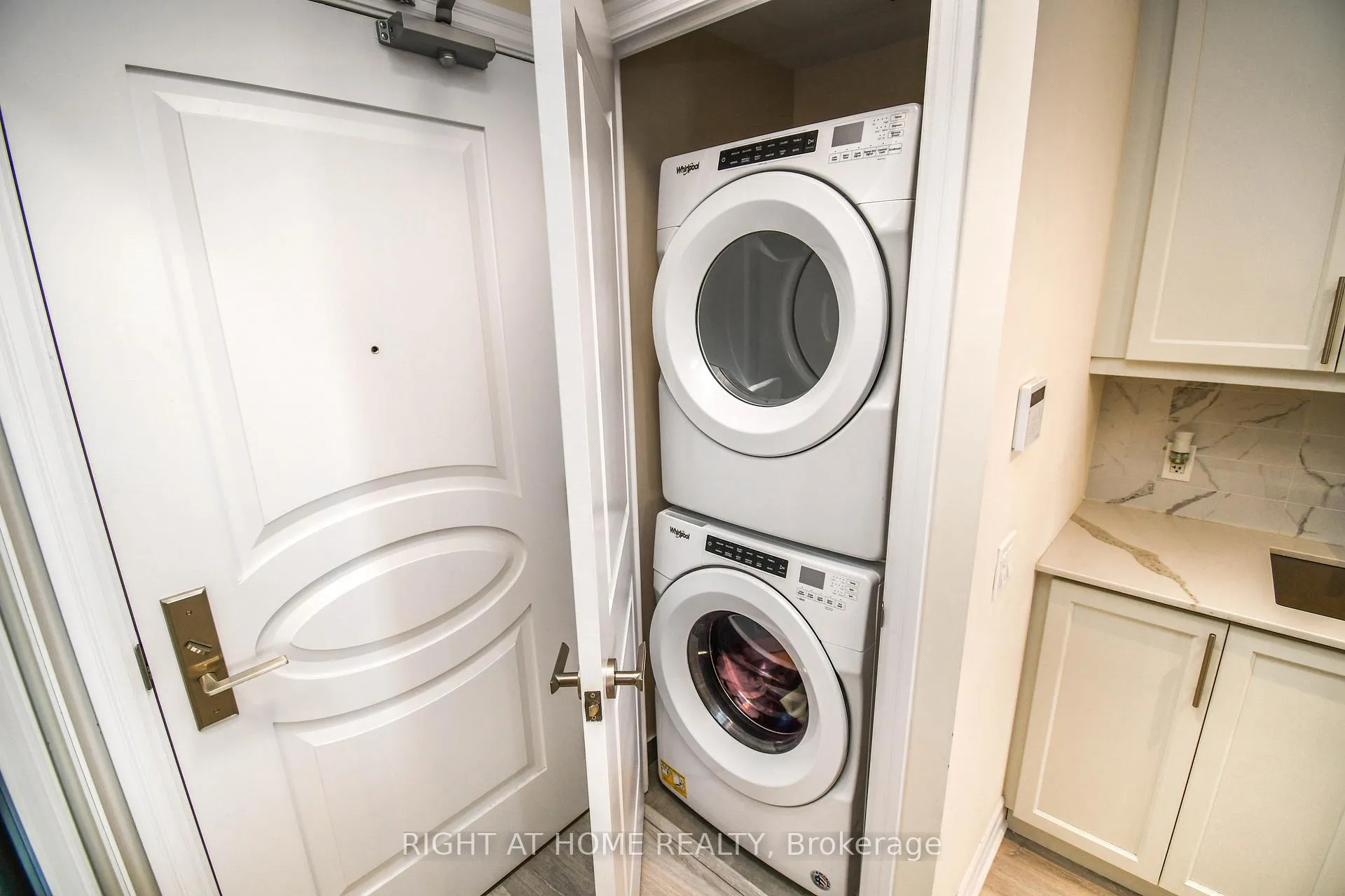 Photo 7 of Unit 811, 9085 Jane Street, Vaughan, Concord — HOMEH