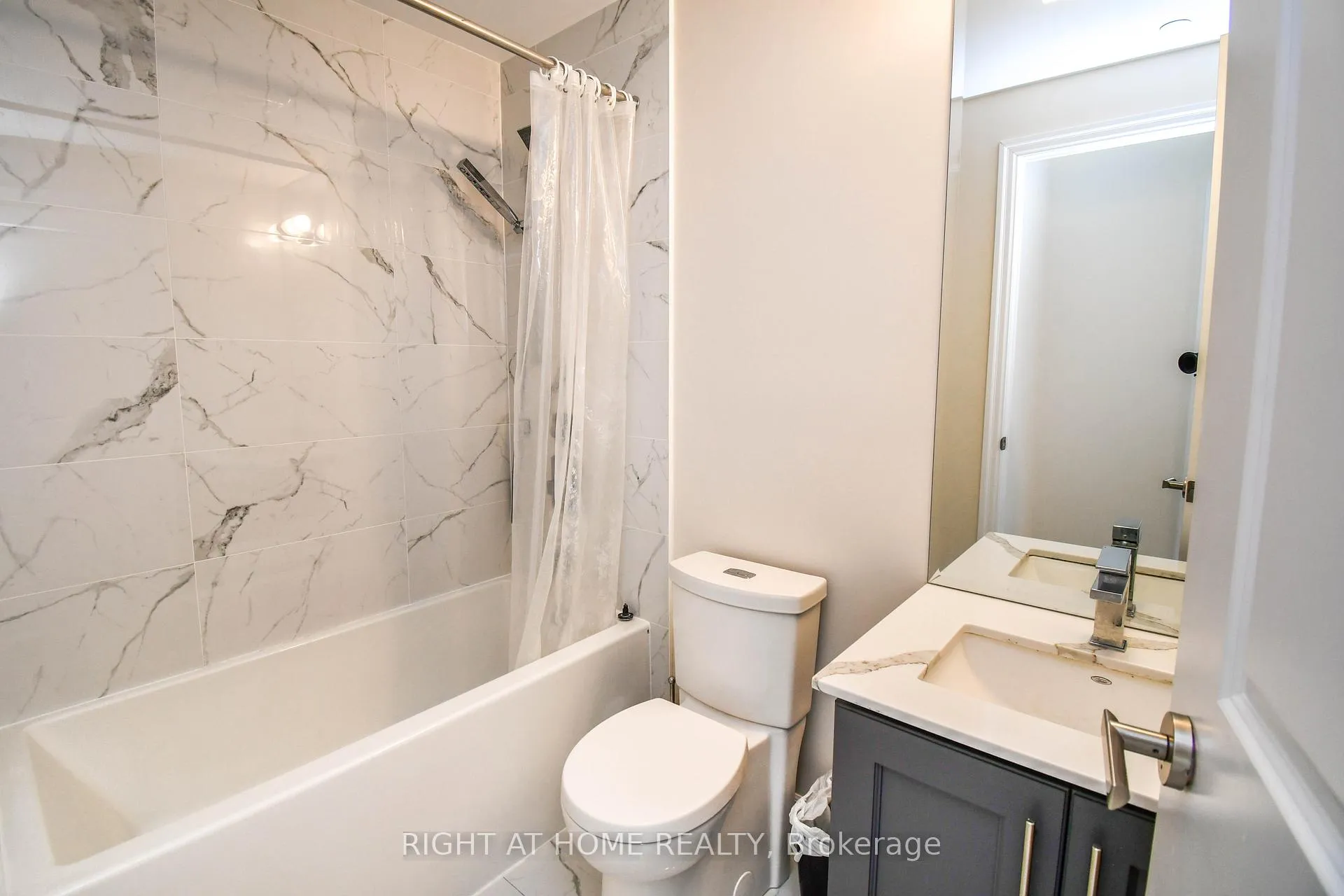 Photo 8 of Unit 811, 9085 Jane Street, Vaughan, Concord — HOMEH