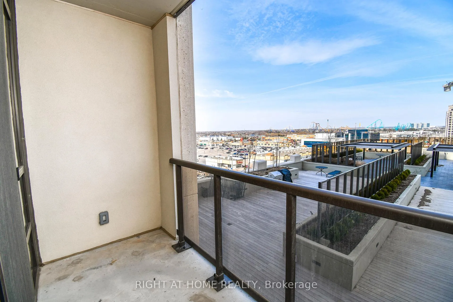 Photo 10 of Unit 811, 9085 Jane Street, Vaughan, Concord — HOMEH
