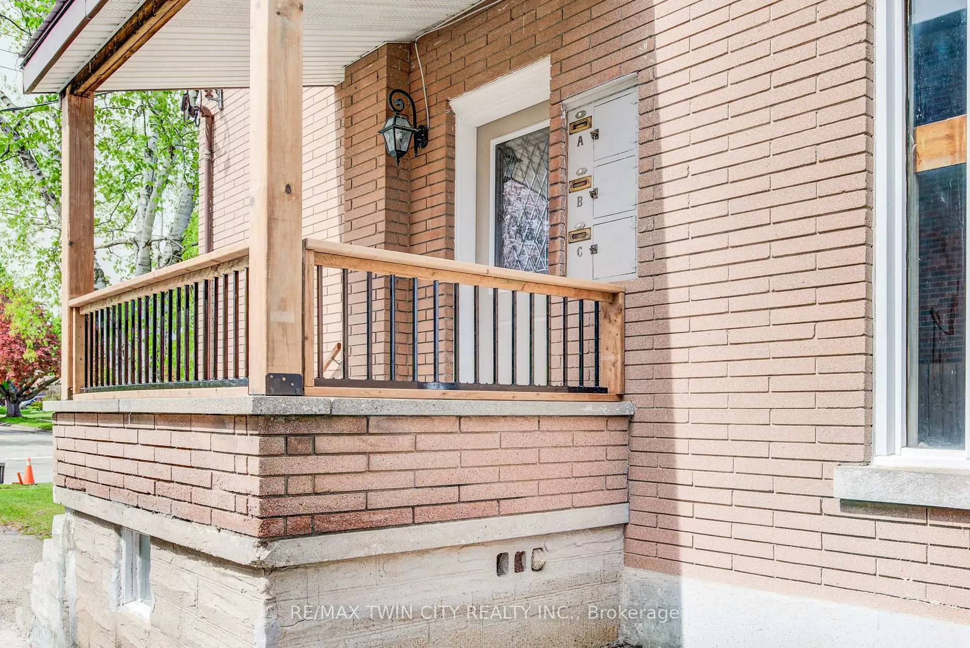 Photo 5 of 71 Brandon Avenue, Kitchener, Westmount - Kitchener — HOMEH