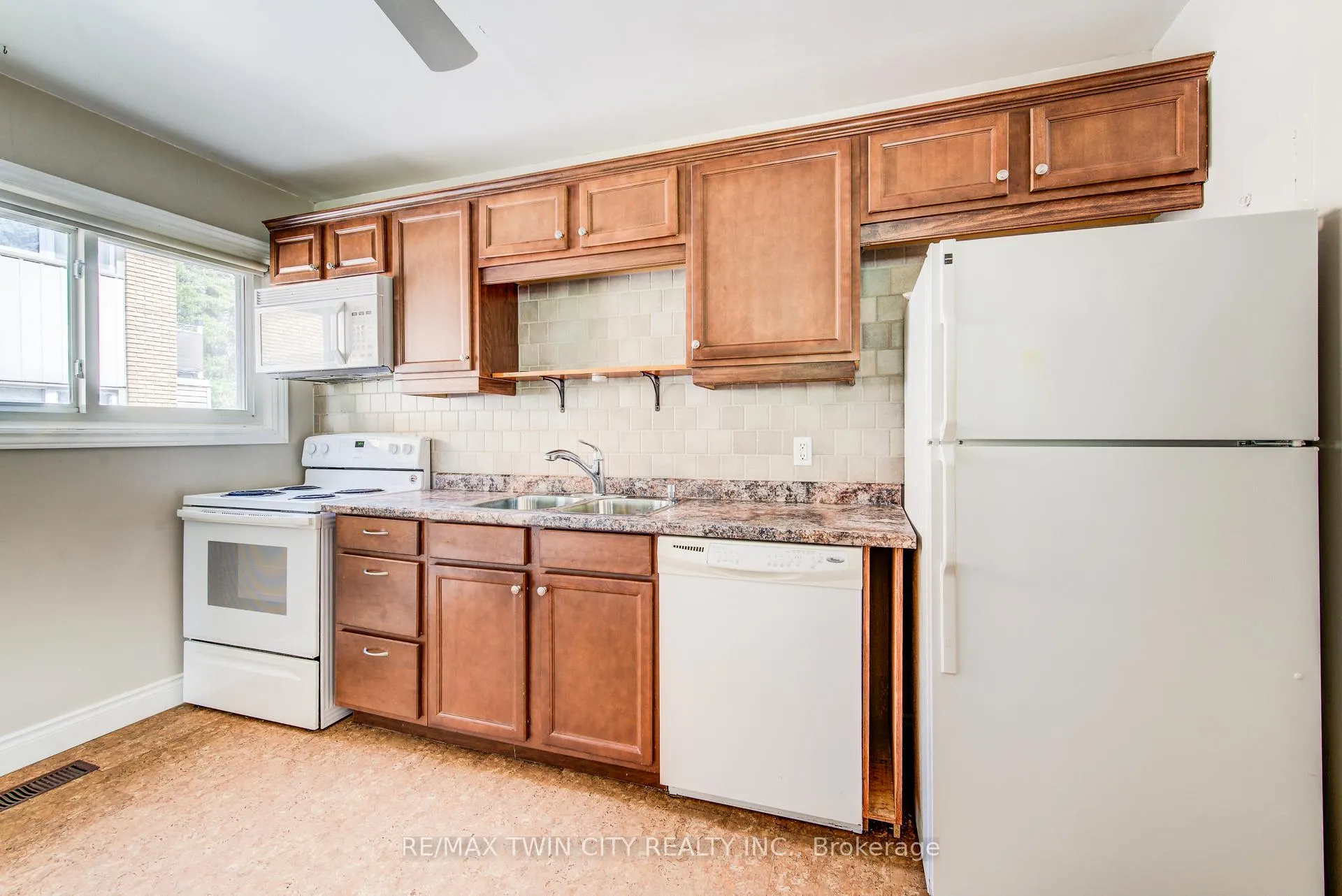Photo 18 of 71 Brandon Avenue, Kitchener, Westmount - Kitchener — HOMEH