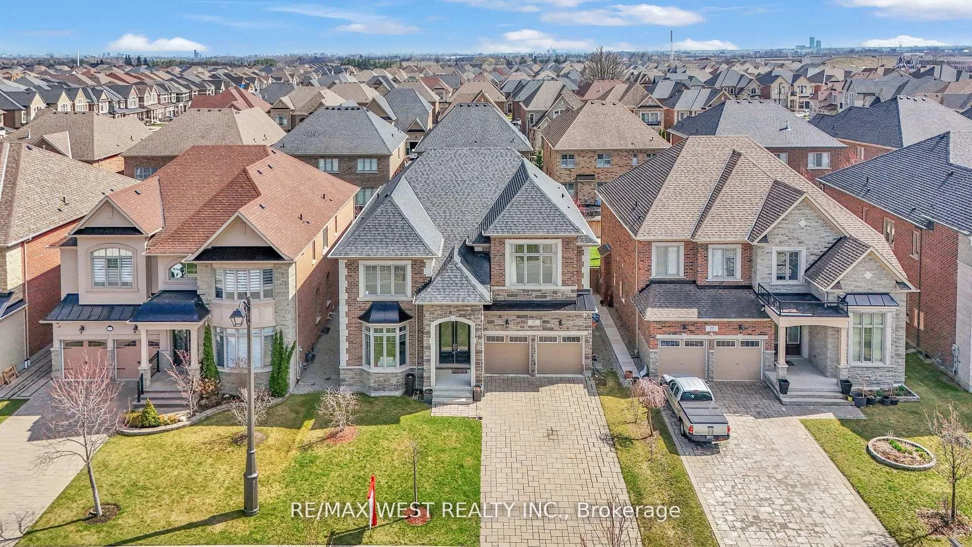 Photo 2 of 17 Torgan Trail, Vaughan, Kleinburg — HOMEH