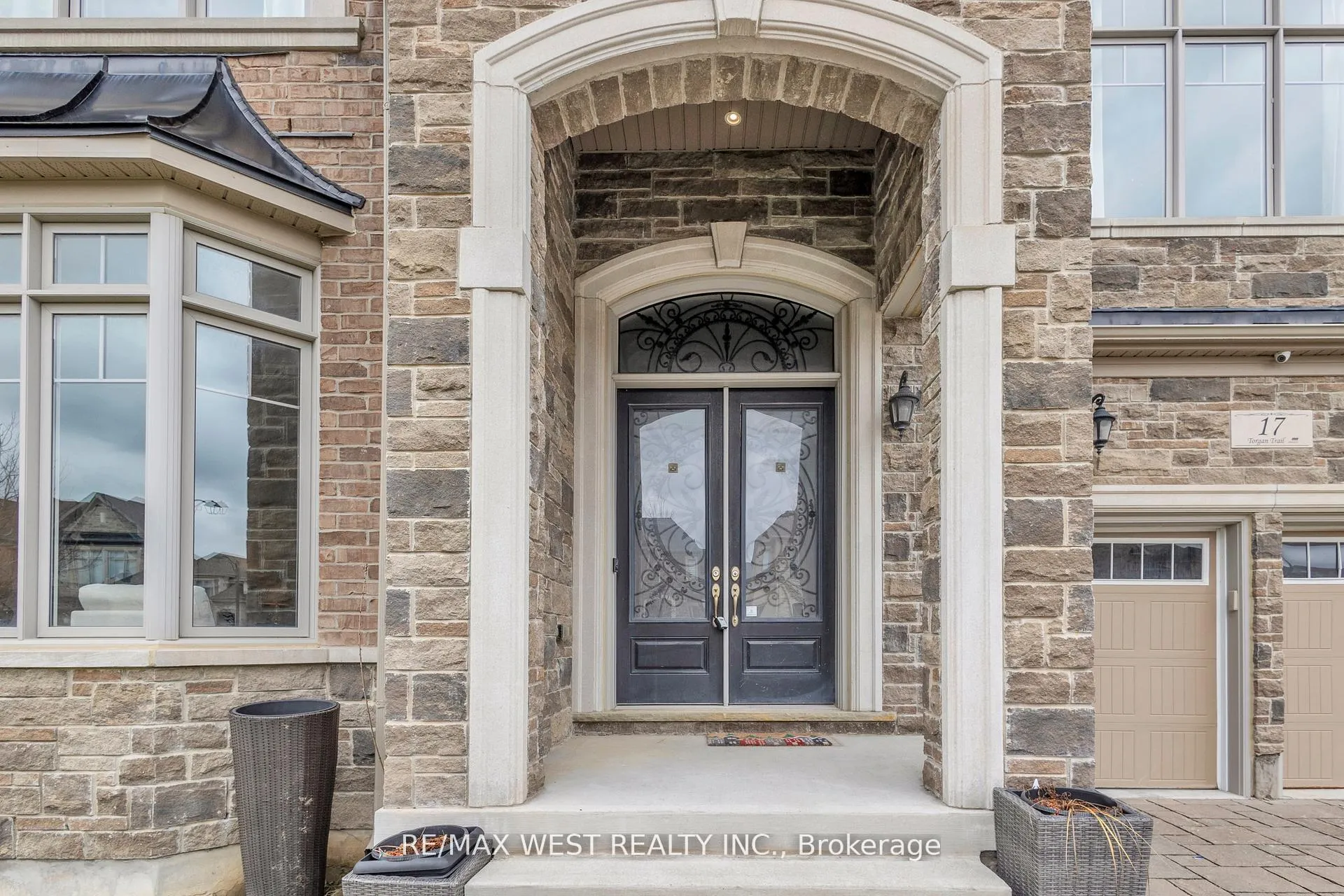 Photo 5 of 17 Torgan Trail, Vaughan, Kleinburg — HOMEH