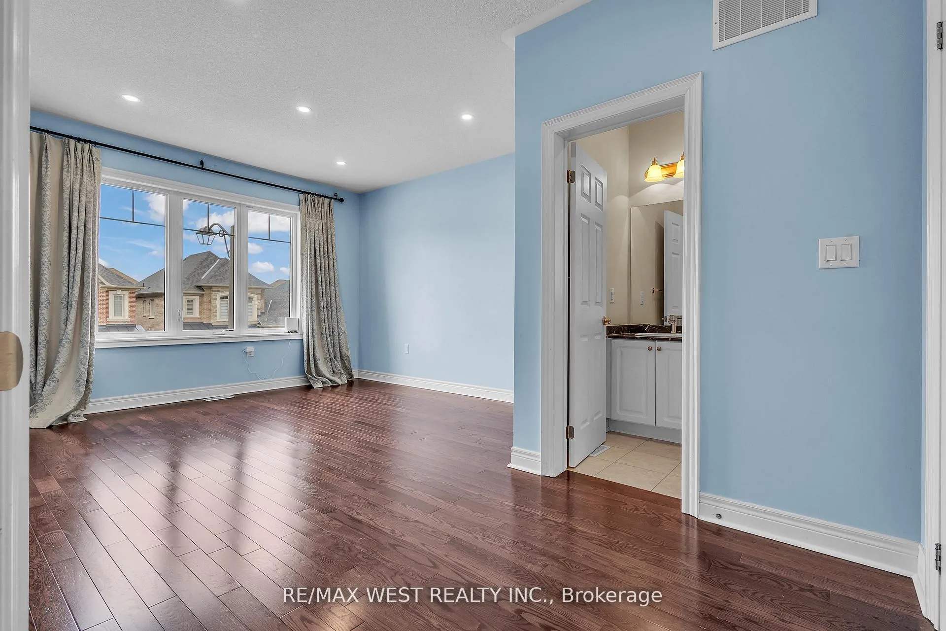 Photo 38 of 17 Torgan Trail, Vaughan, Kleinburg — HOMEH