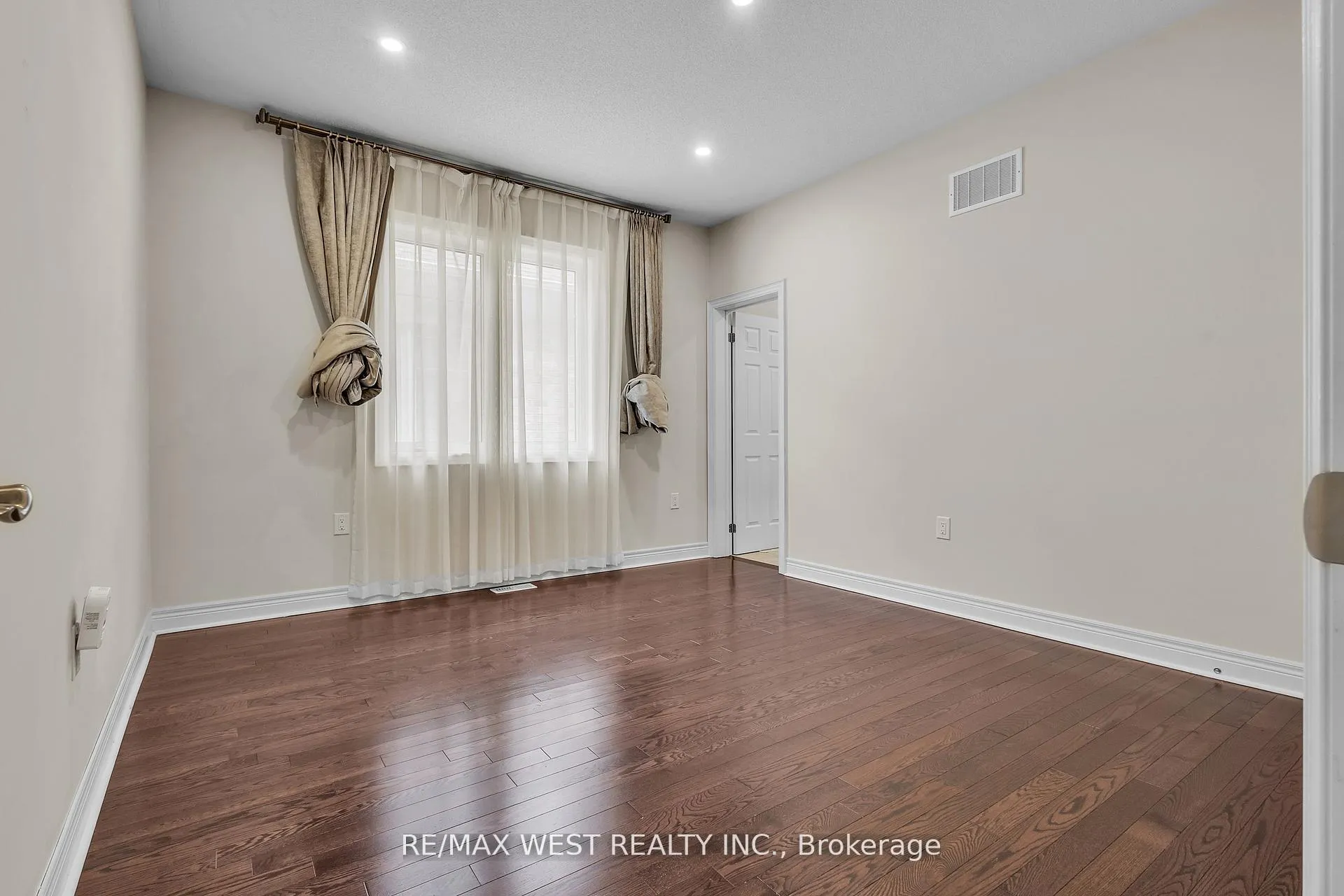 Photo 41 of 17 Torgan Trail, Vaughan, Kleinburg — HOMEH