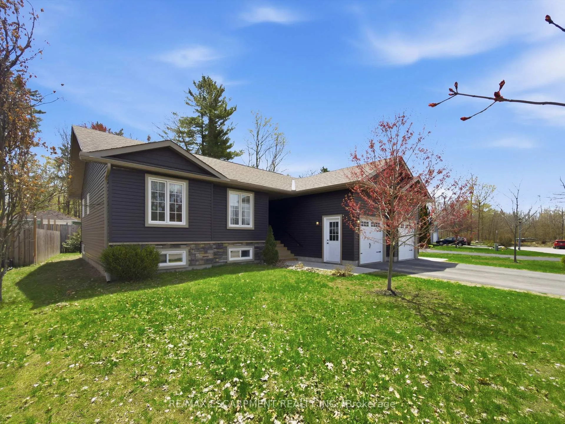 Photo 2 of 10 Thain Street W, Gravenhurst, Muskoka (S) — HOMEH